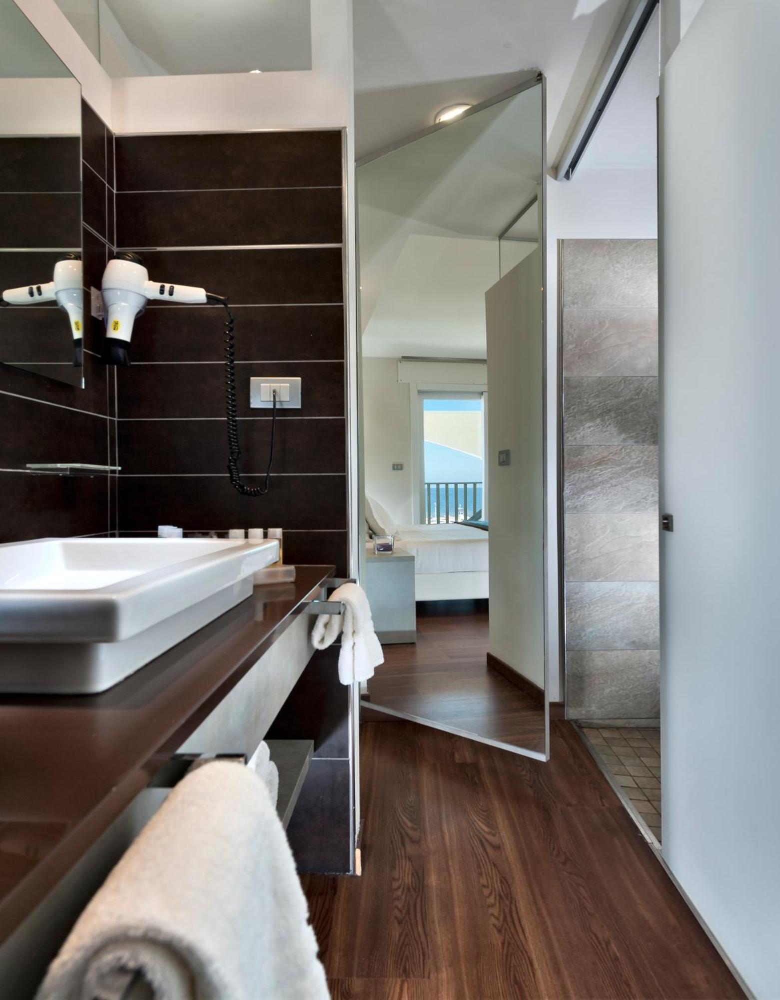 Beachfront Superior Room balcony pool access