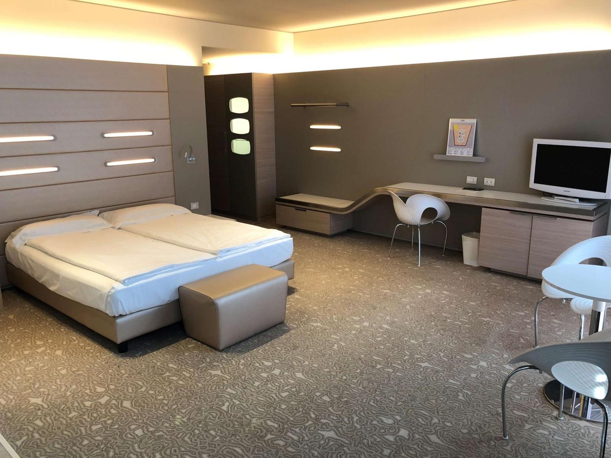 Deluxe Double Room Shower,1274533924:JPEG