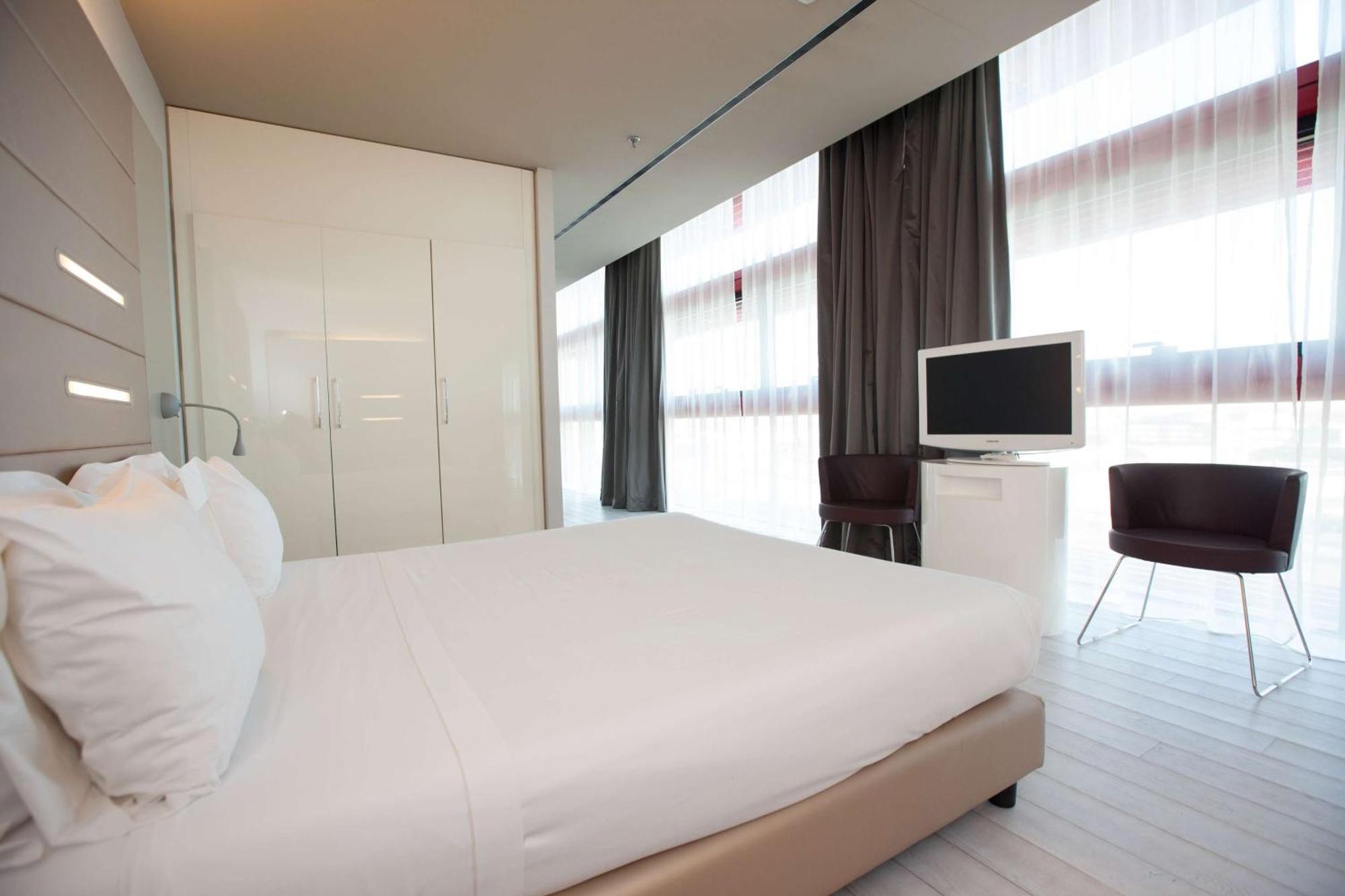 King Suite with Queen Bed,1274534191:JPEG