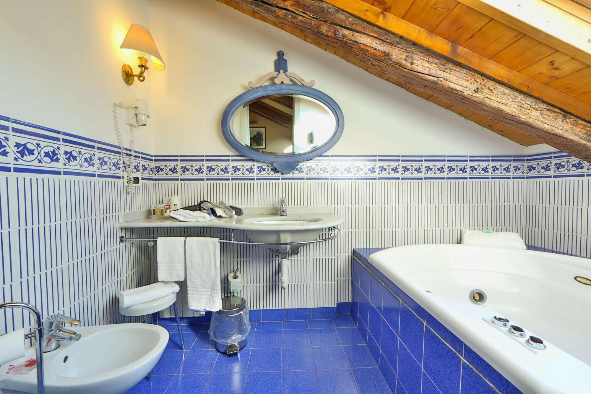 Junior Suite Spa Bath