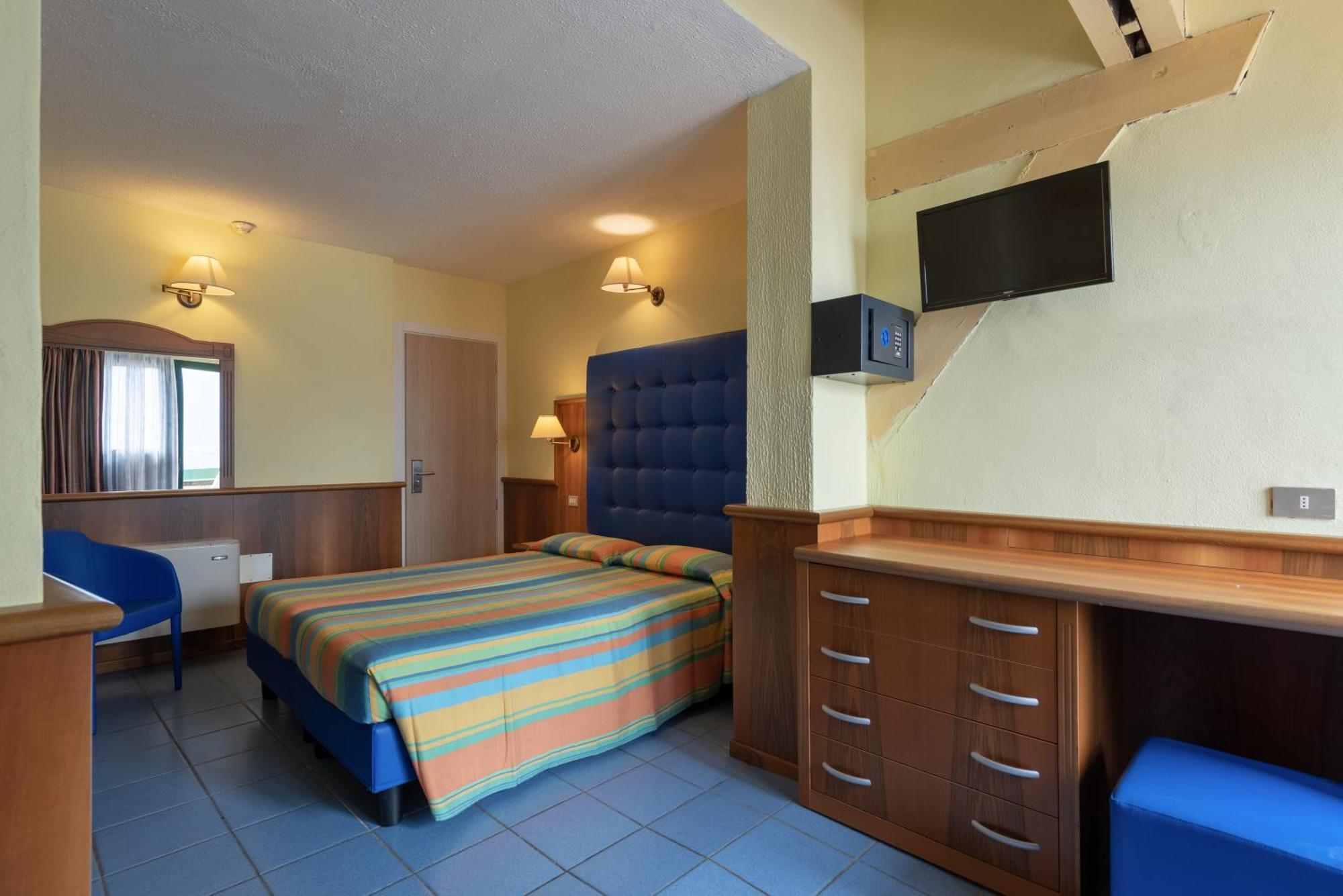 Standard Twin Room,1274677081:JPEG