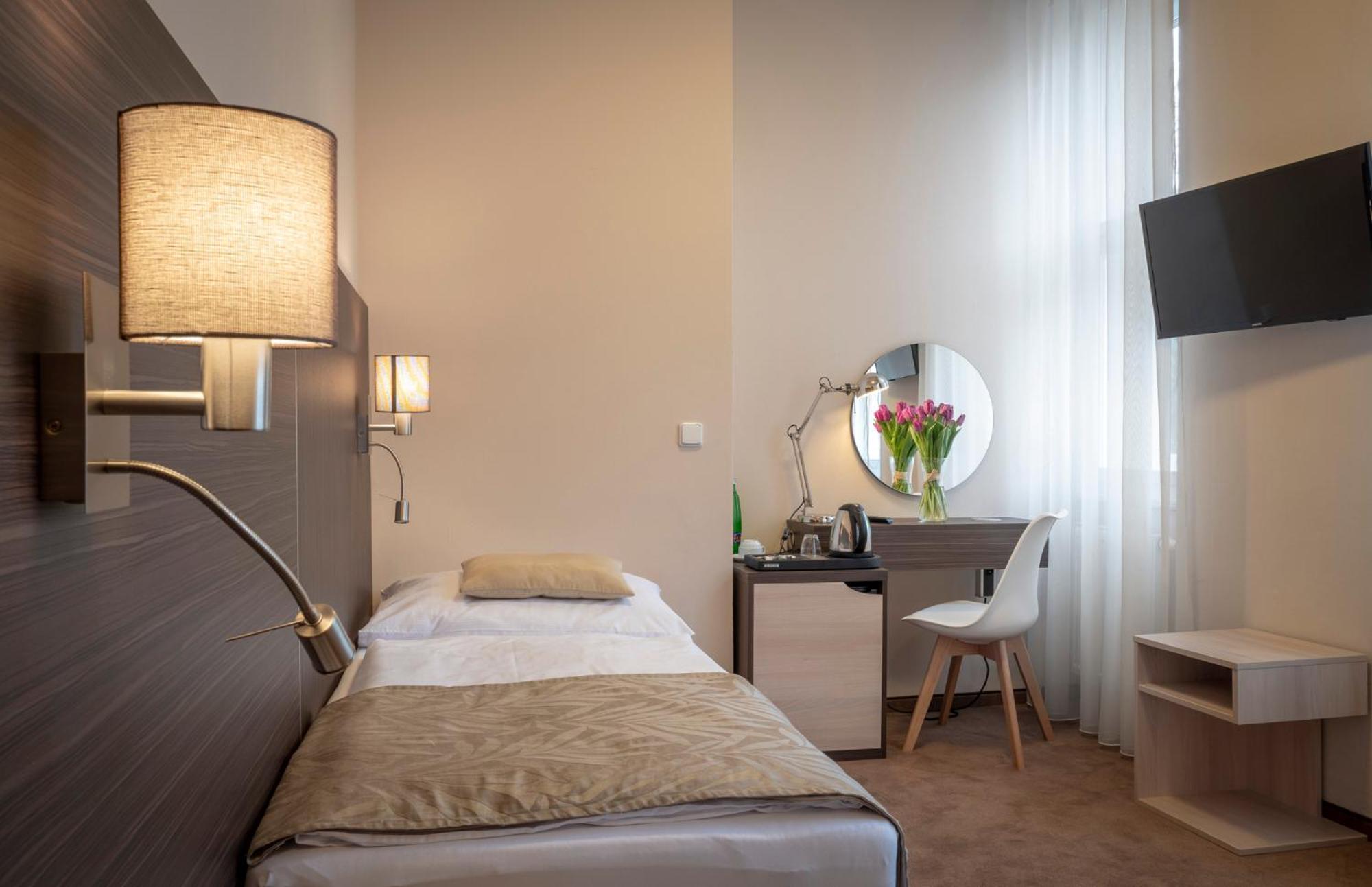 Single Room,1274901490:JPEG