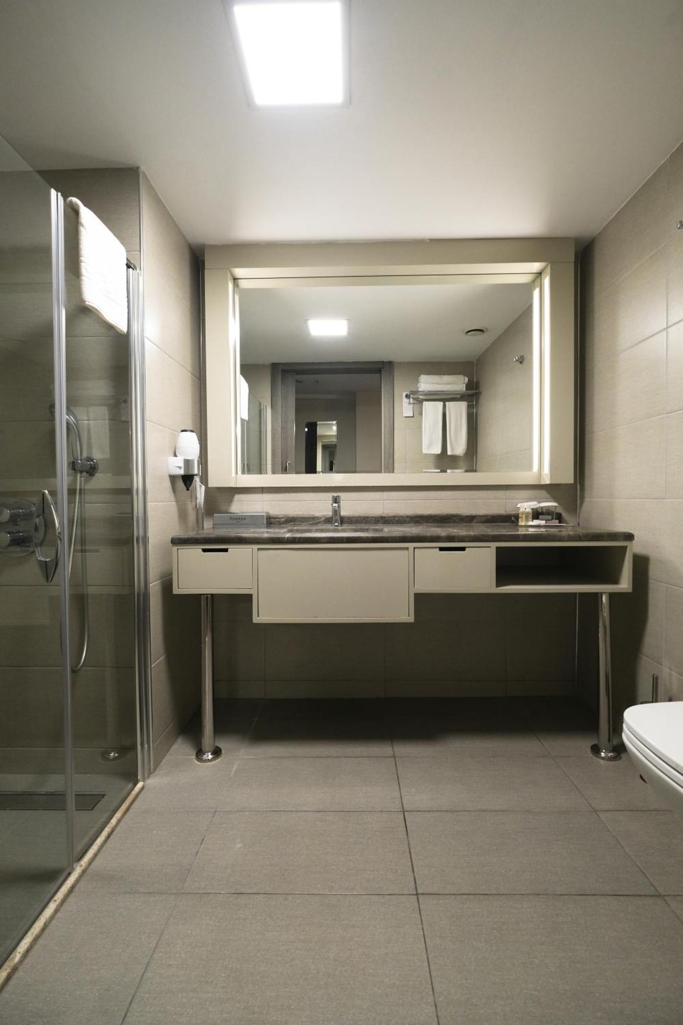 Queen Room Mobility Access or Smoking