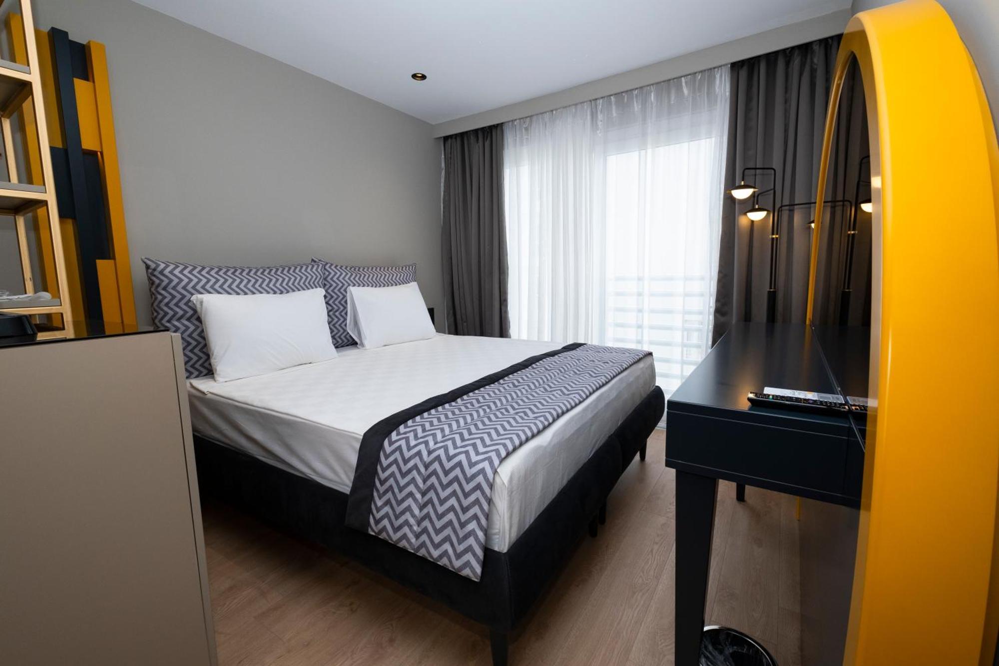 Double or Twin Room Partial Sea View,1538069824:JPEG