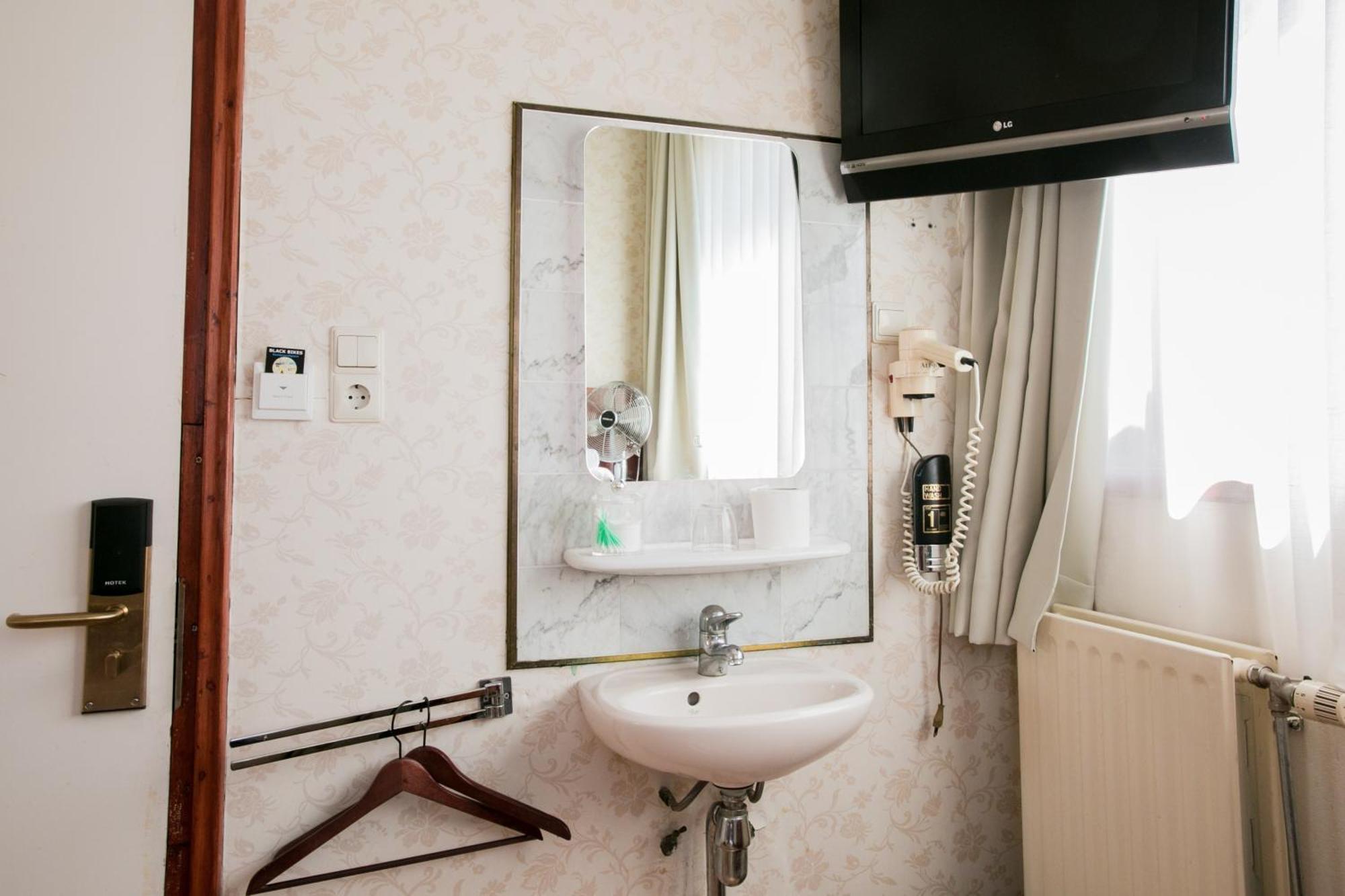 Single Room Shared Shower Toilet,925768489:JPEG