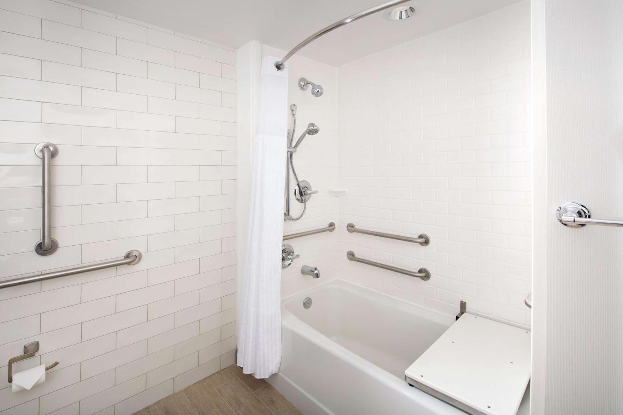 King Room Tub Mobility Hearing Access,1275393826:JPEG