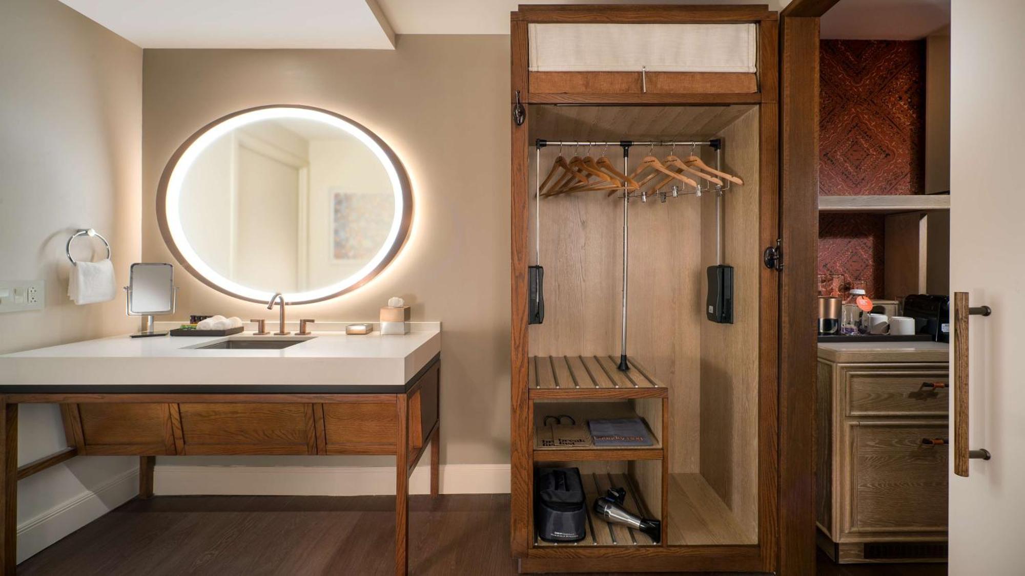 Deluxe King Room Mobility Access