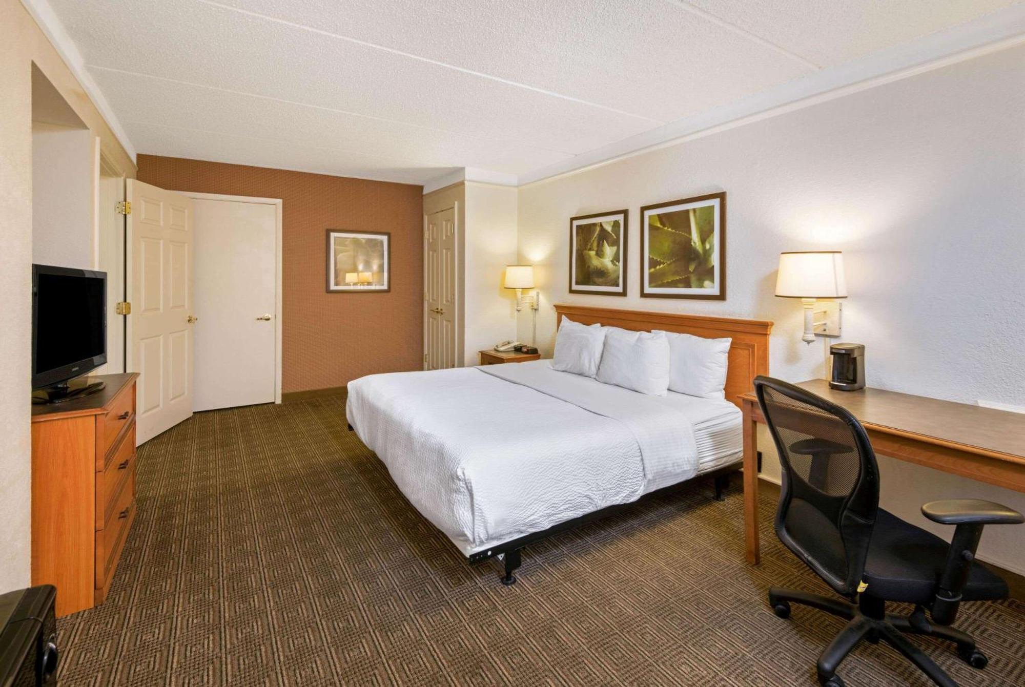 King Room Bath Tub Mobility or Hearing Accessible Non-Smoking