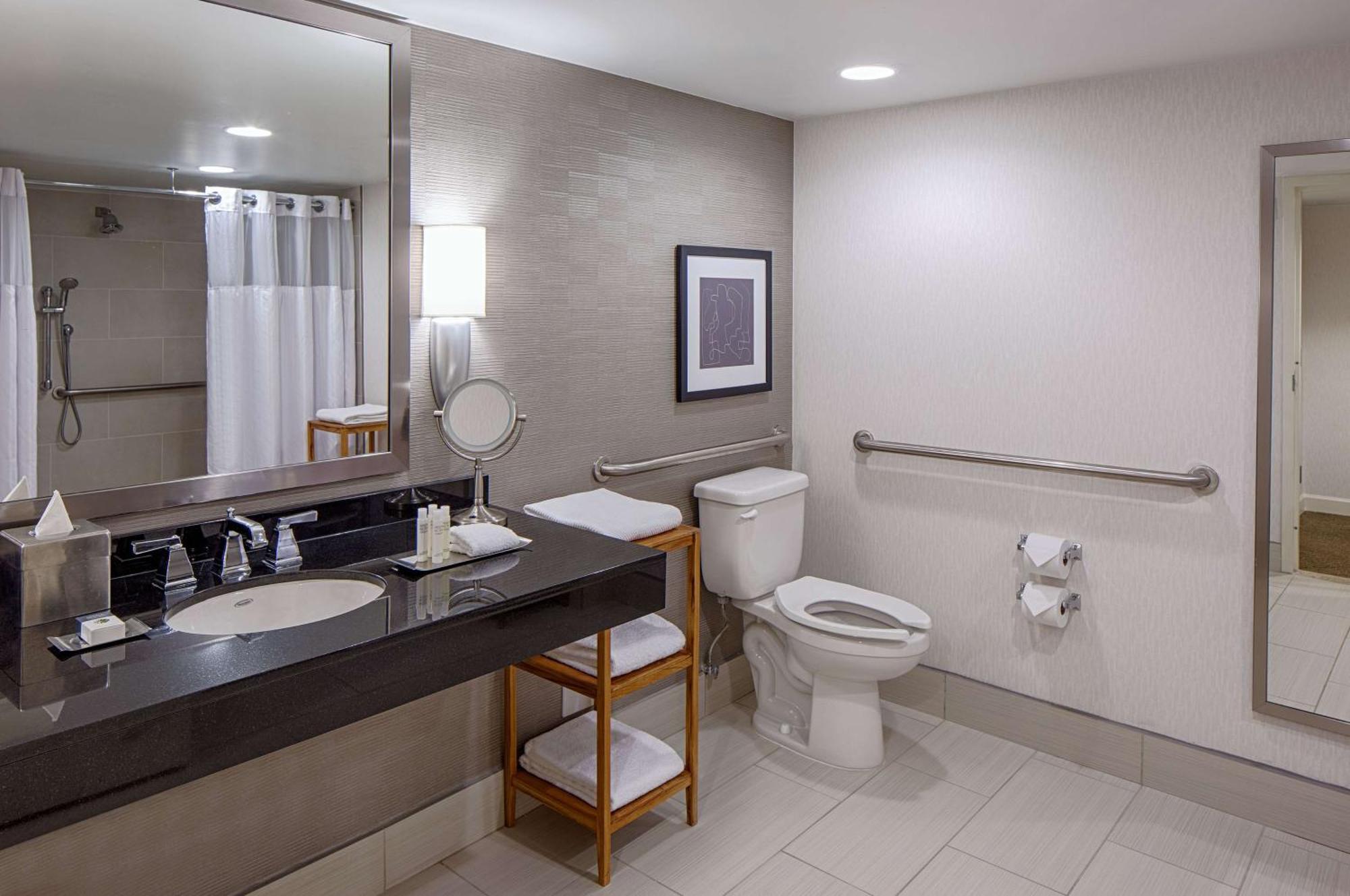 Queen Room Two Queen Beds Bath Tub Mobility Accessible or Non-Smoking,1498710616:JPEG
