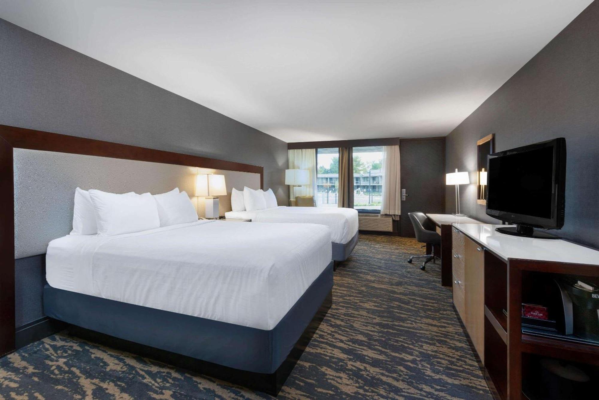 Deluxe Queen Room Two Queen Beds Pool View Non-Smoking
