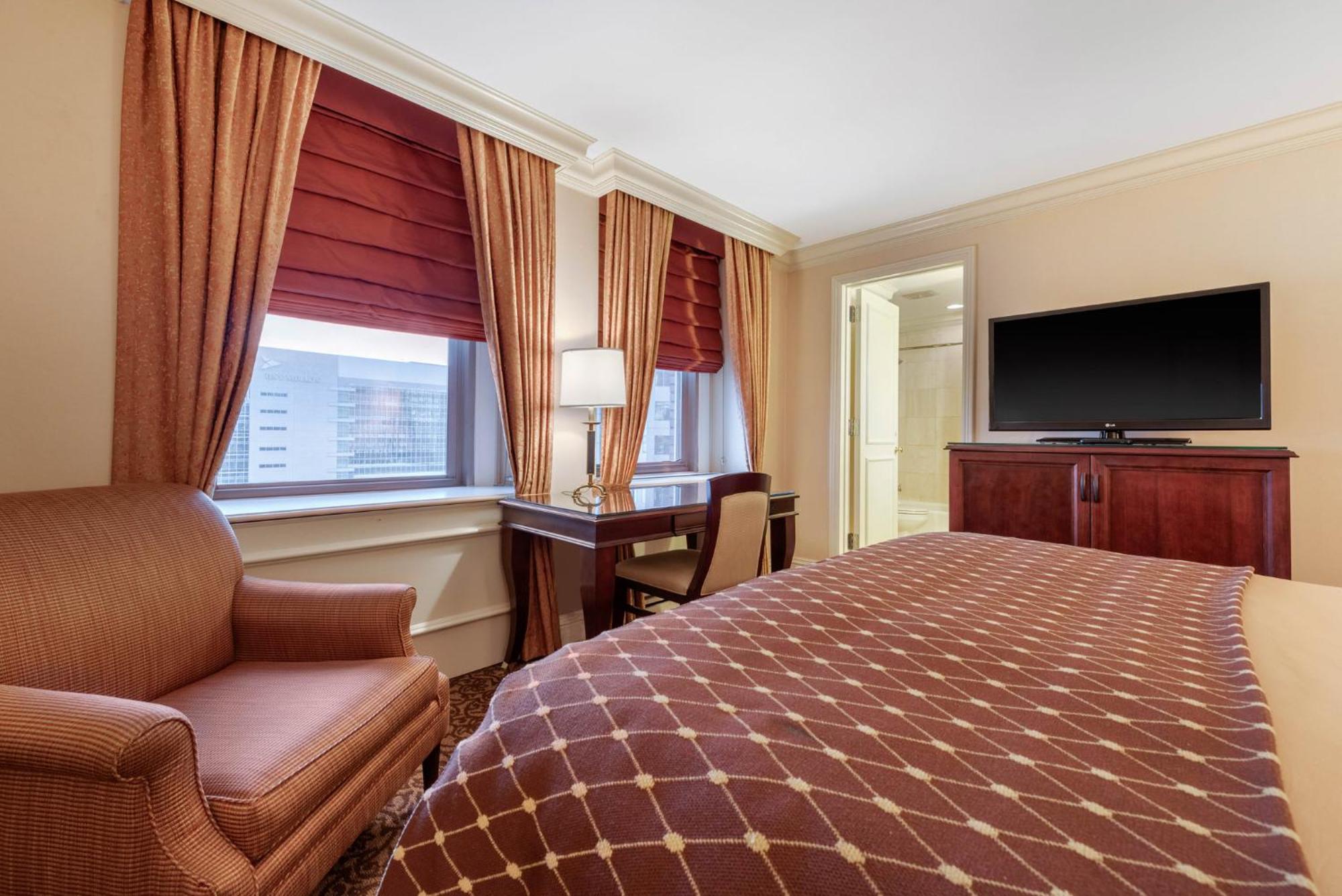 Deluxe Room One Queen Bed