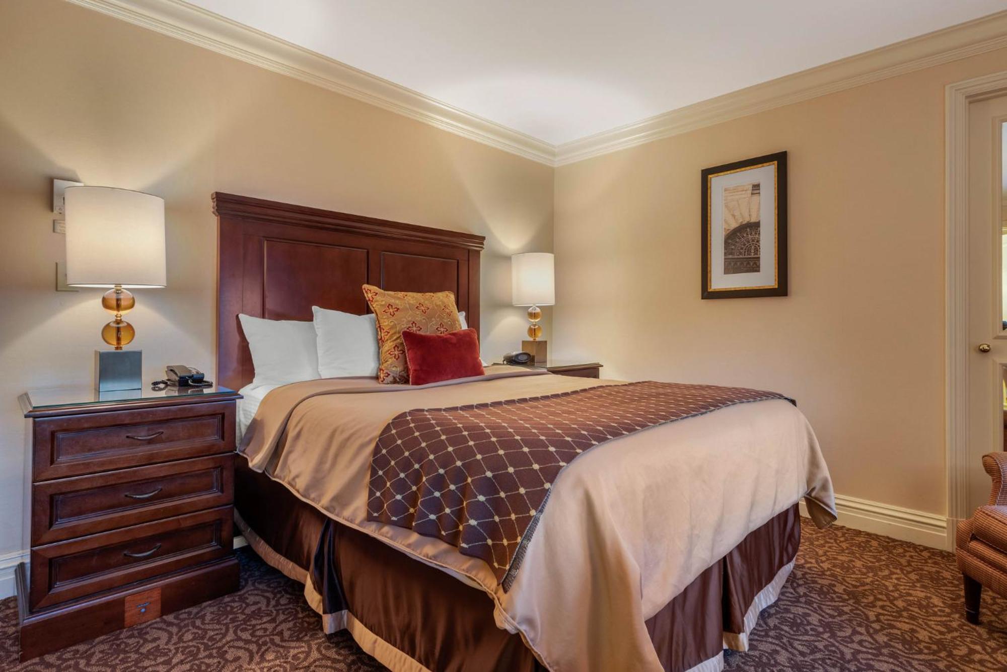 Deluxe Room One Queen Bed