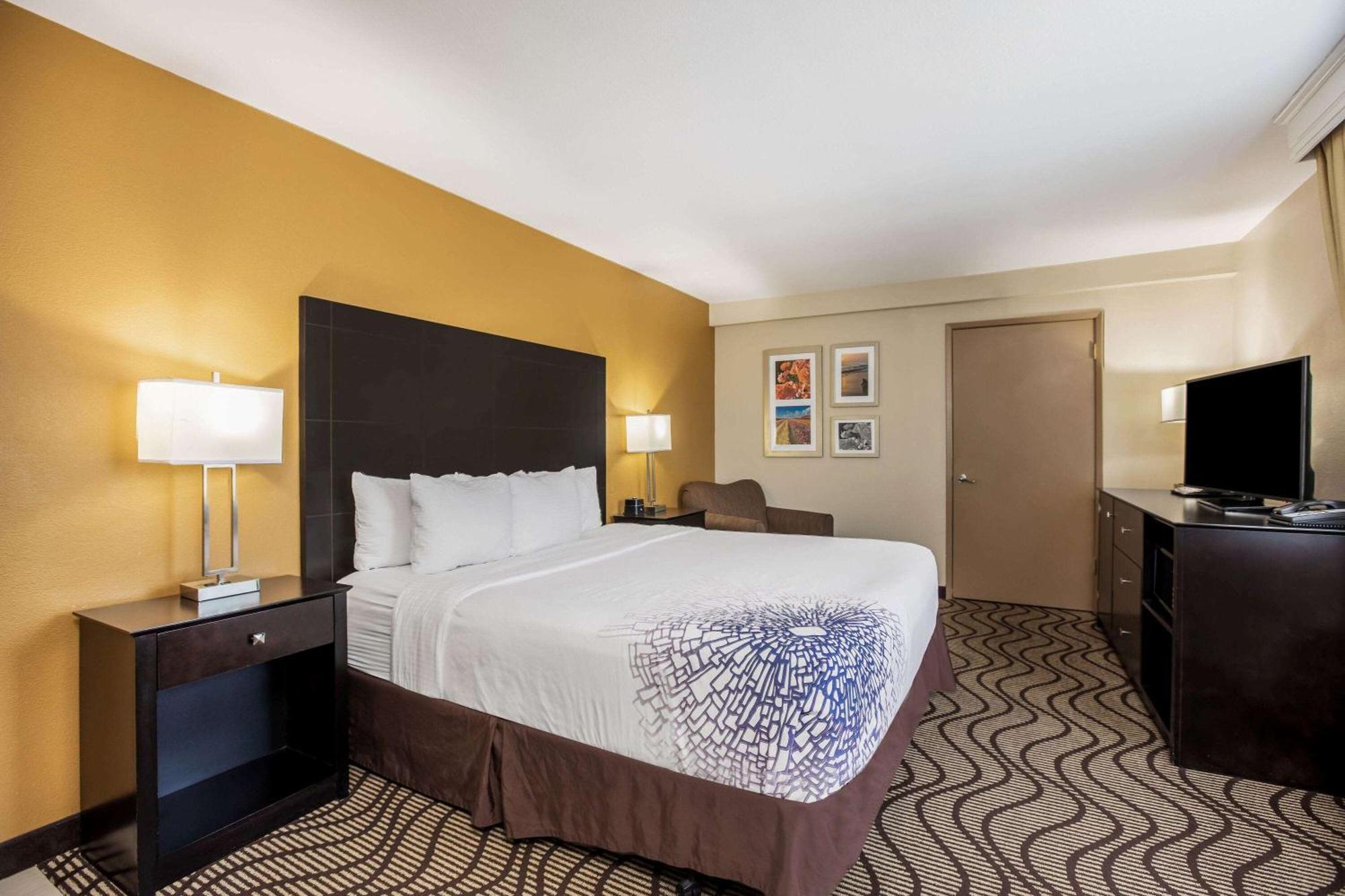 King Room Bath Tub Mobility Accessible or Non-Smoking