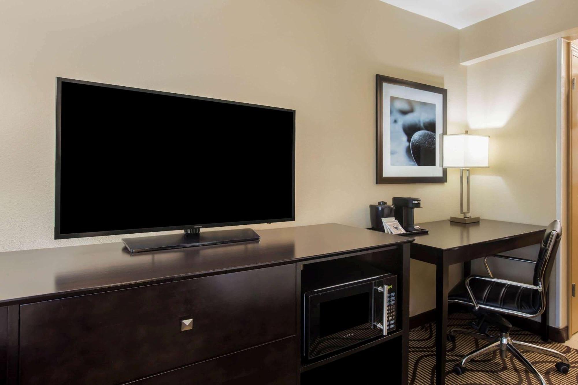 One-Bedroom Family King Suite Non-Smoking,1275700807:JPEG