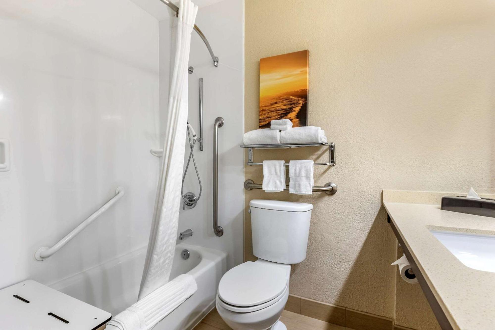 Standard Room 1 King Bed Accessible Tub Non Smoking,1275718150:JPEG