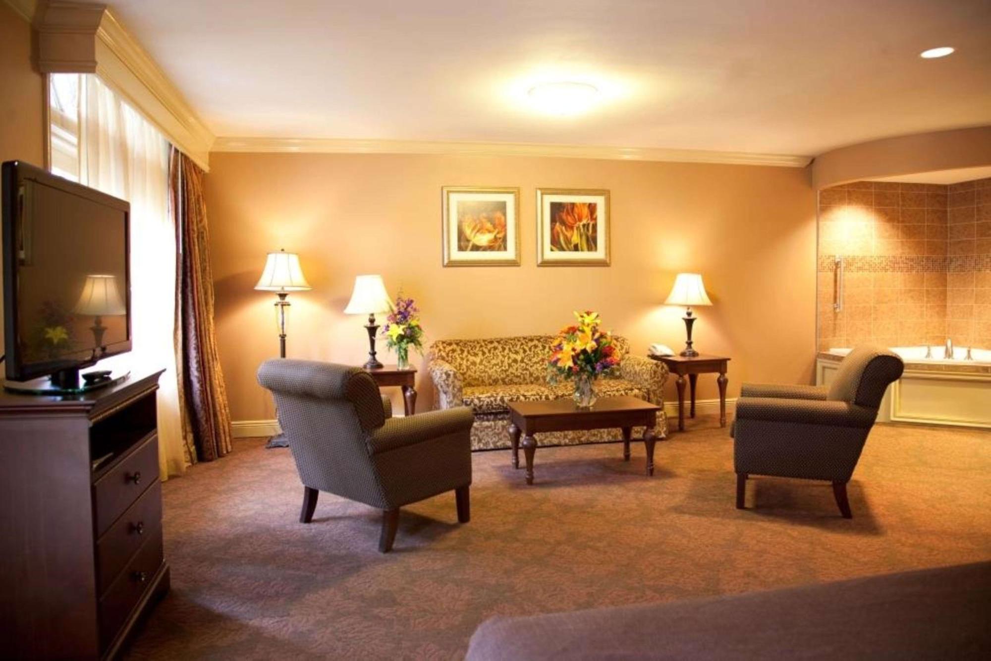 King Suite Jetted Tub Non-Smoking,1438432054:JPEG
