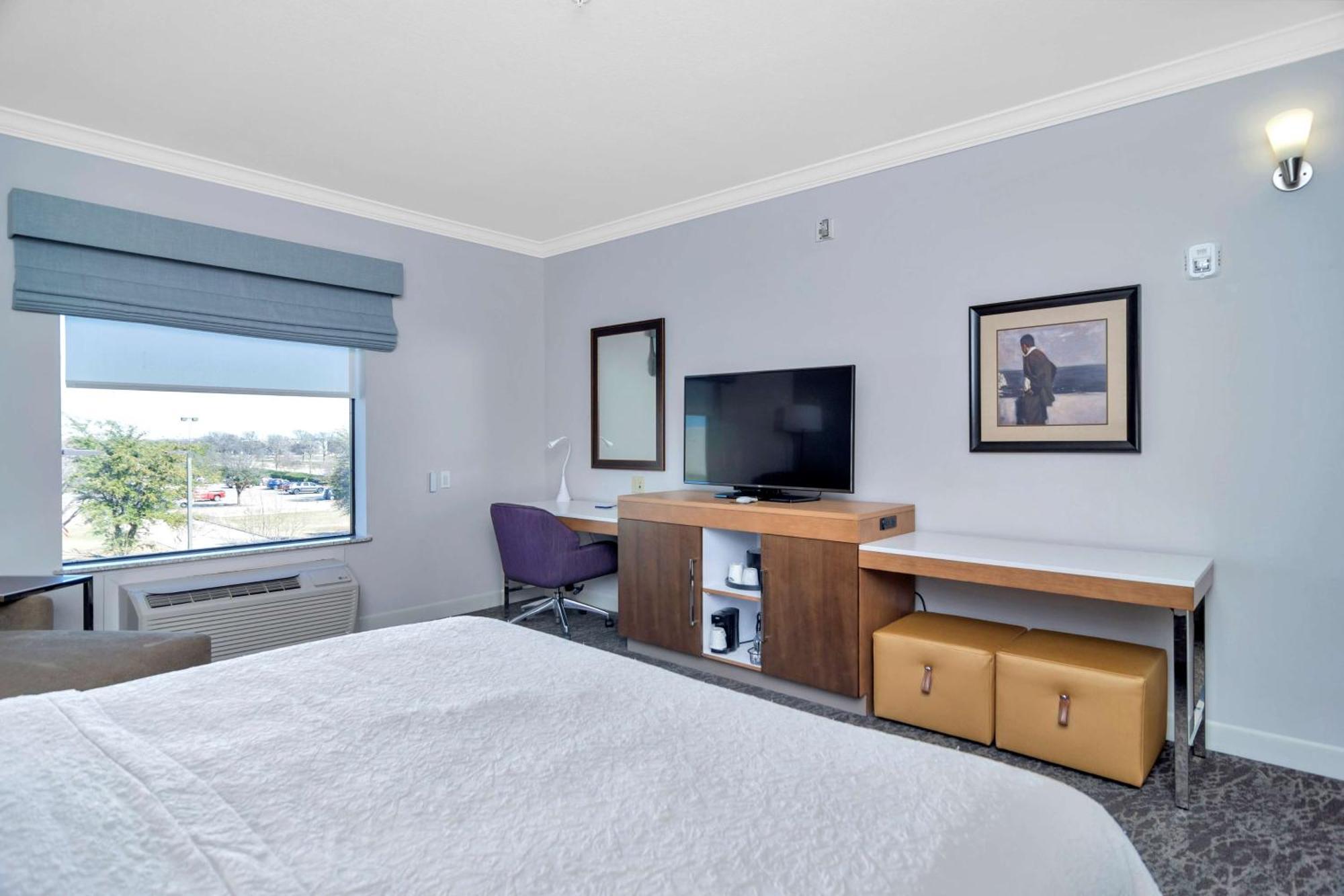King Room Accessible Tub Mobility Hearing Access or Non-Smoking