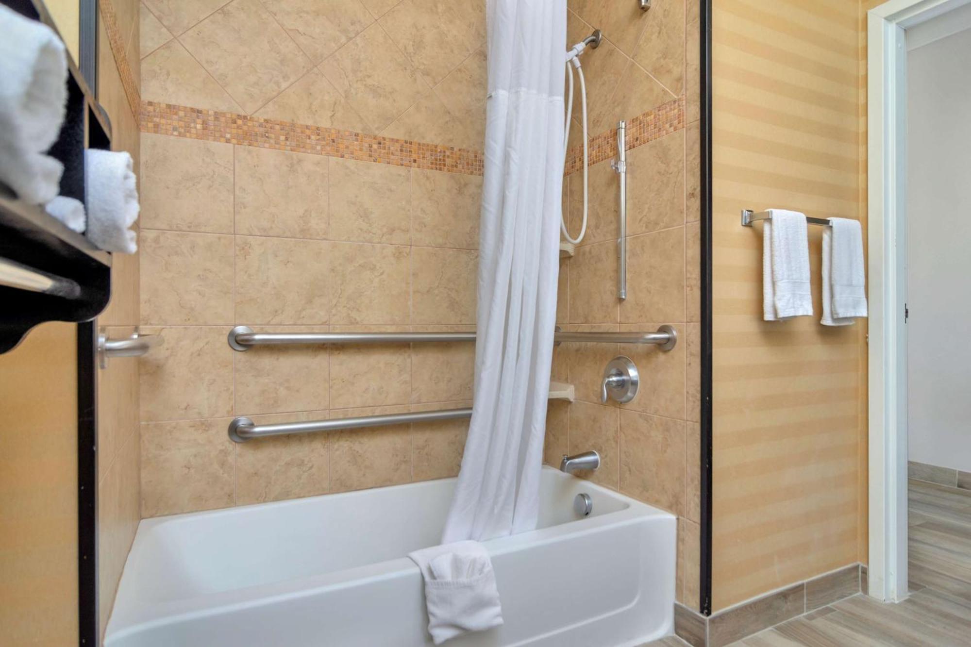 King Room Accessible Tub Mobility Hearing Access or Non-Smoking