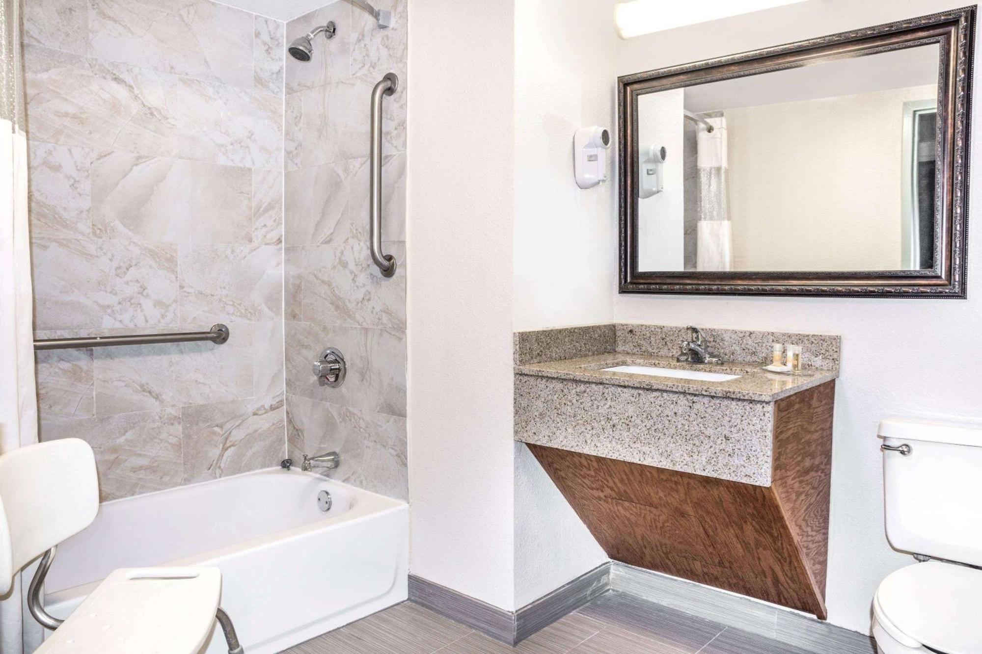 King Room Bath Tub Mobility Accessible or Non-Smoking,1674716576:JPEG