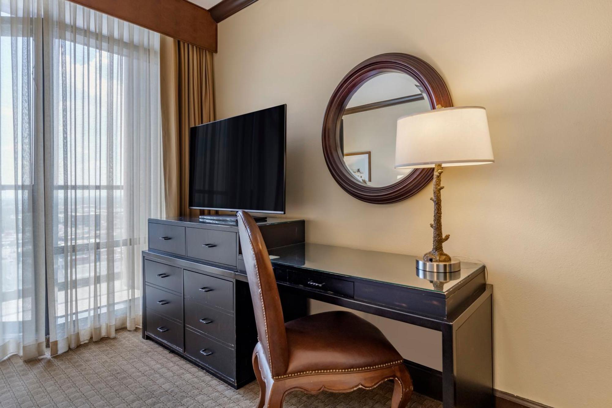 Traditional Room 1 King Bed with Balcony