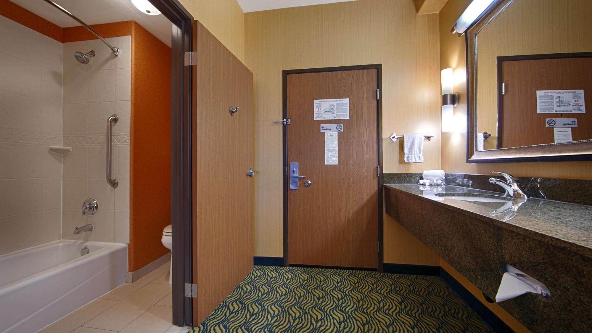 Queen Room Roll Shower Disability Access or Non-Smoking