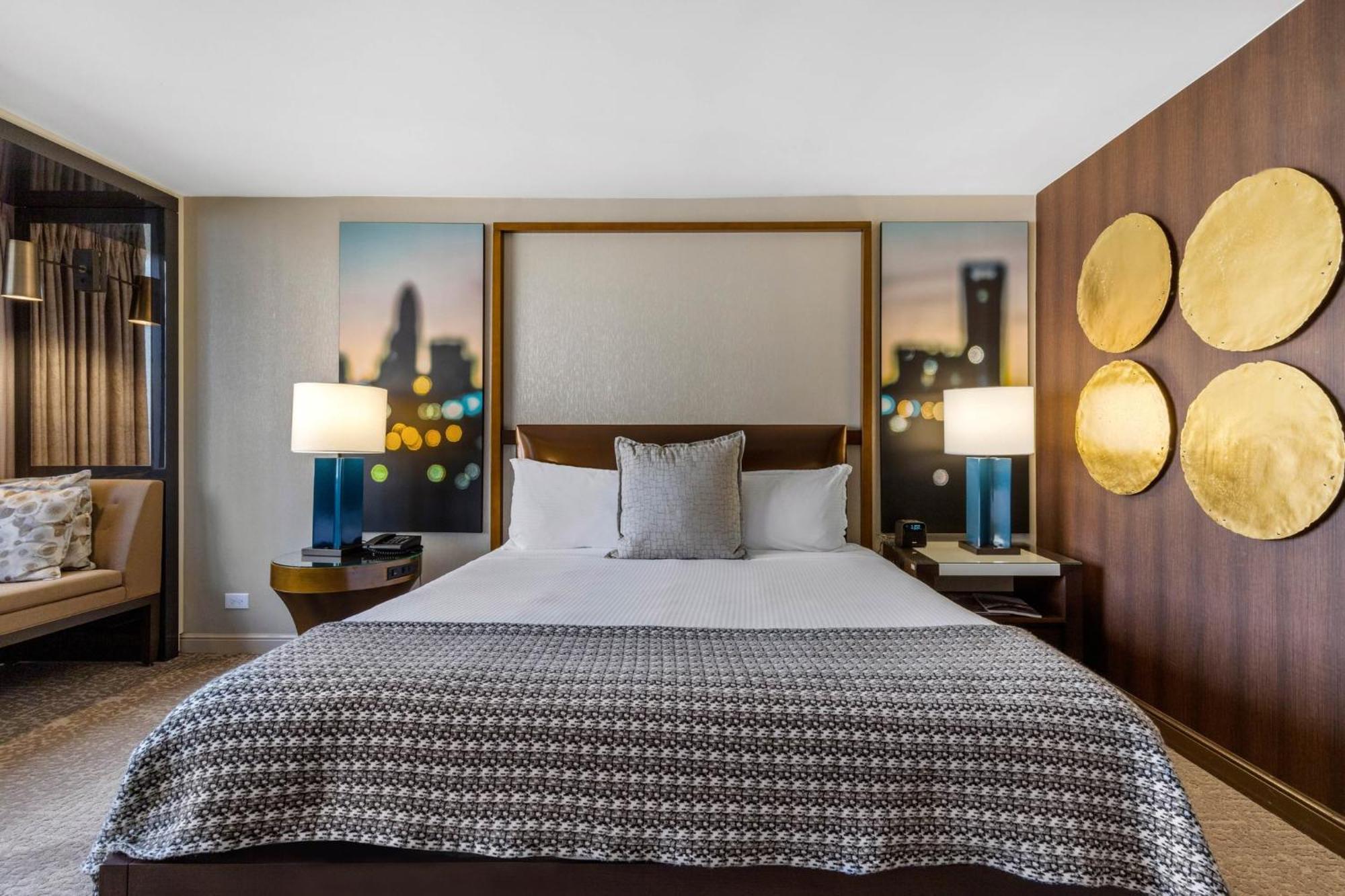 Club Signature Room 1 King Bed