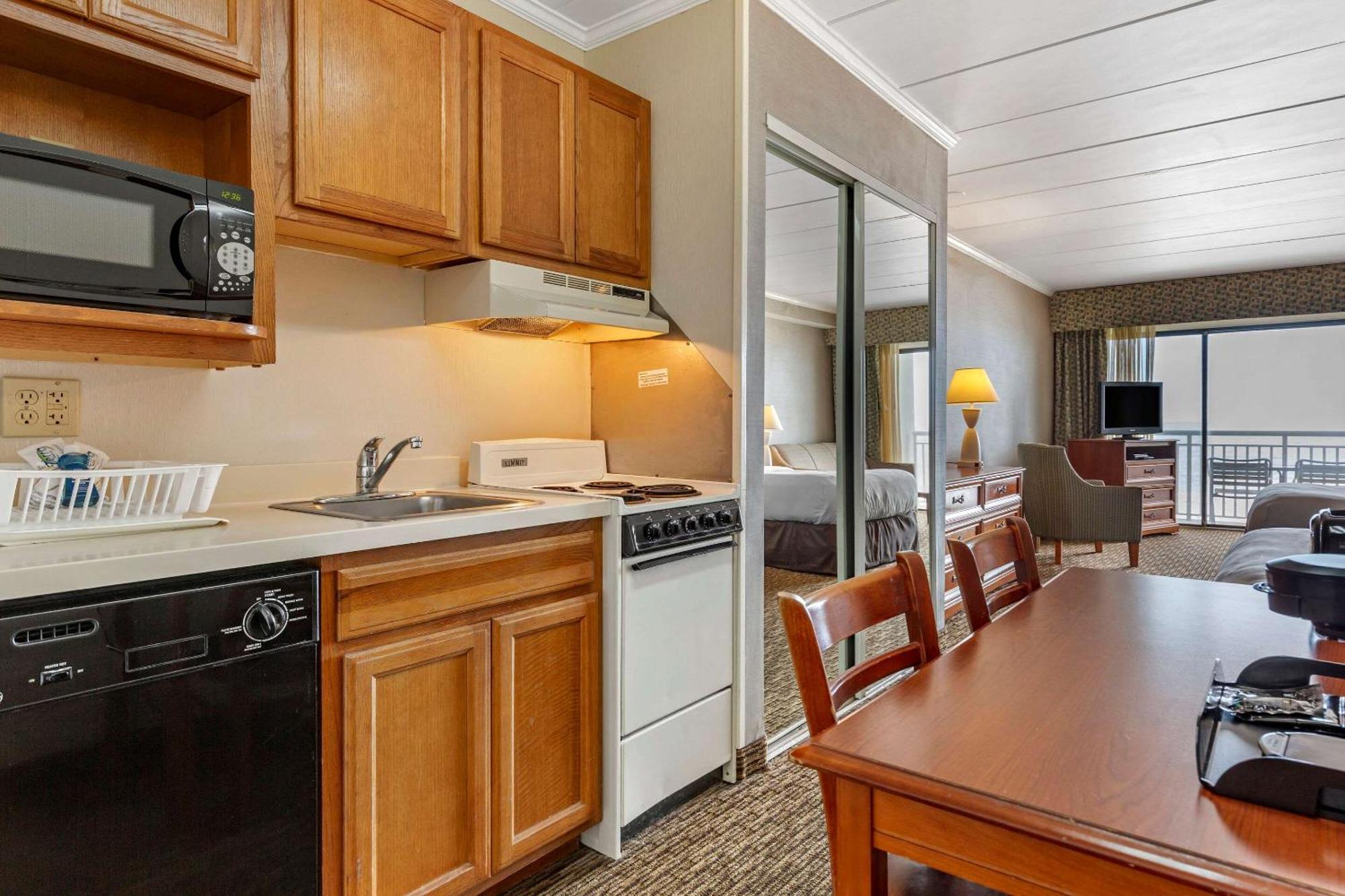 Efficiency Oceanfront Exterior Entrance 2 Double Beds & Sofa Bed Non Smoking