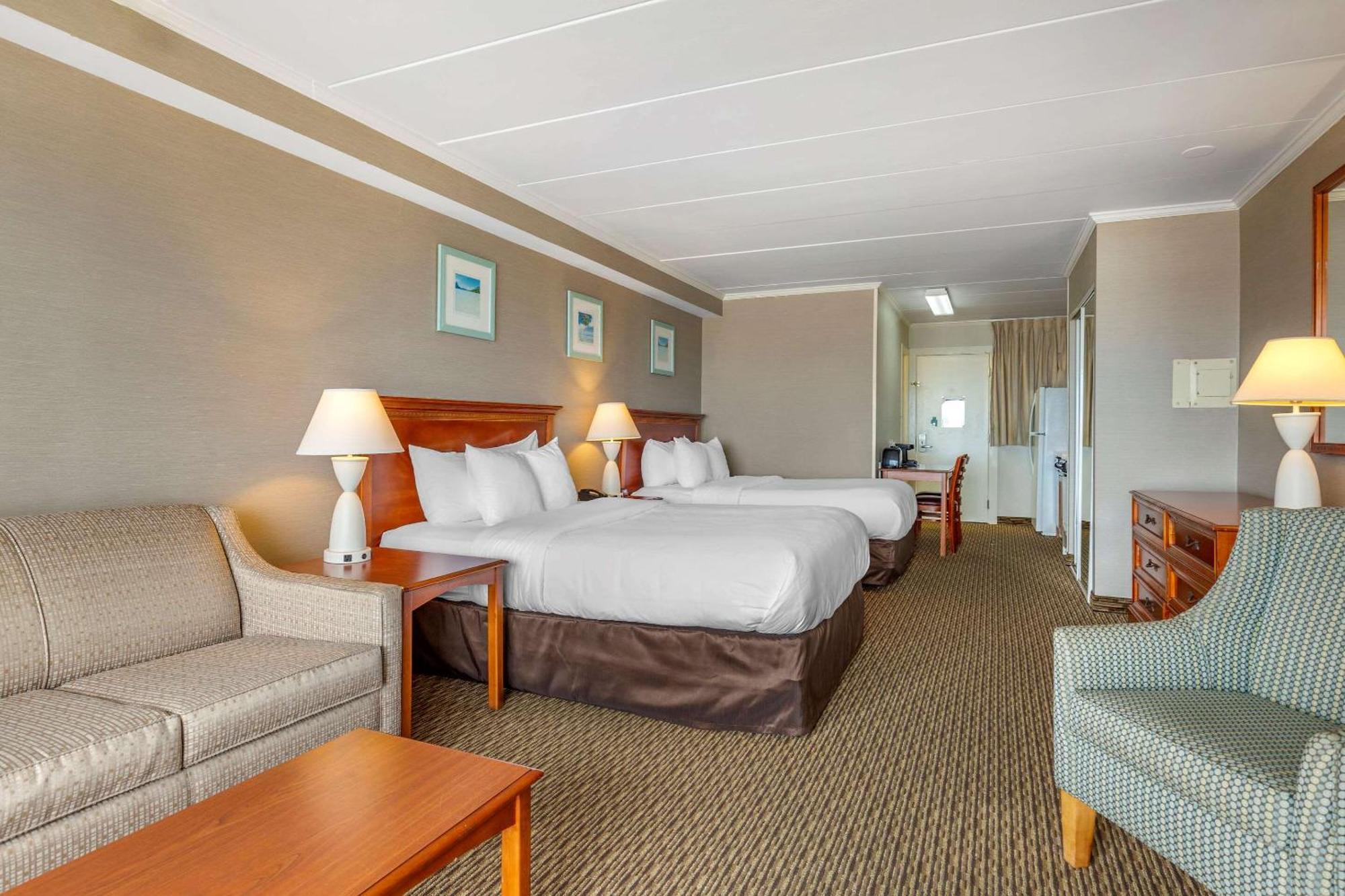 Efficiency Oceanfront Exterior Entrance 2 Double Beds & Sofa Bed Non Smoking