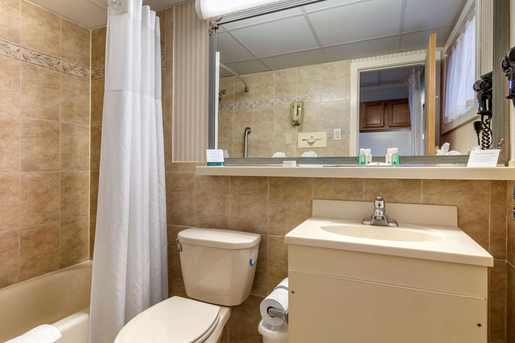 Efficiency Oceanfront Exterior Entrance 2 Double Beds & Sofa Bed Non Smoking