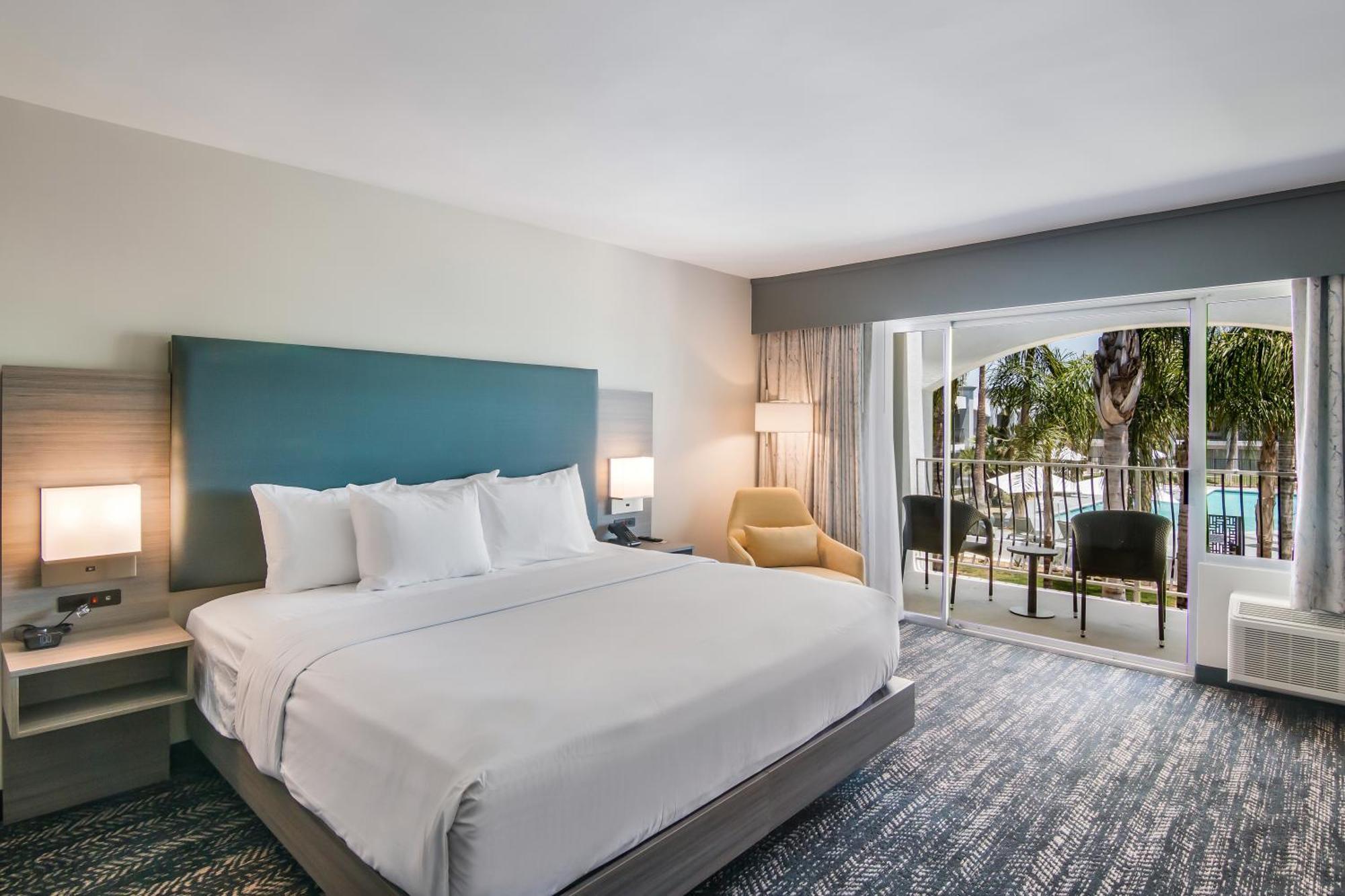 One-Bedroom King Suite Tub Pool View Mobility Hearing Access or Non-Smoking,1275845641:JPEG