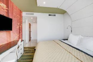 Deluxe King Room Roll Shower Mobility or Hearing Accessible Non-Smoking
