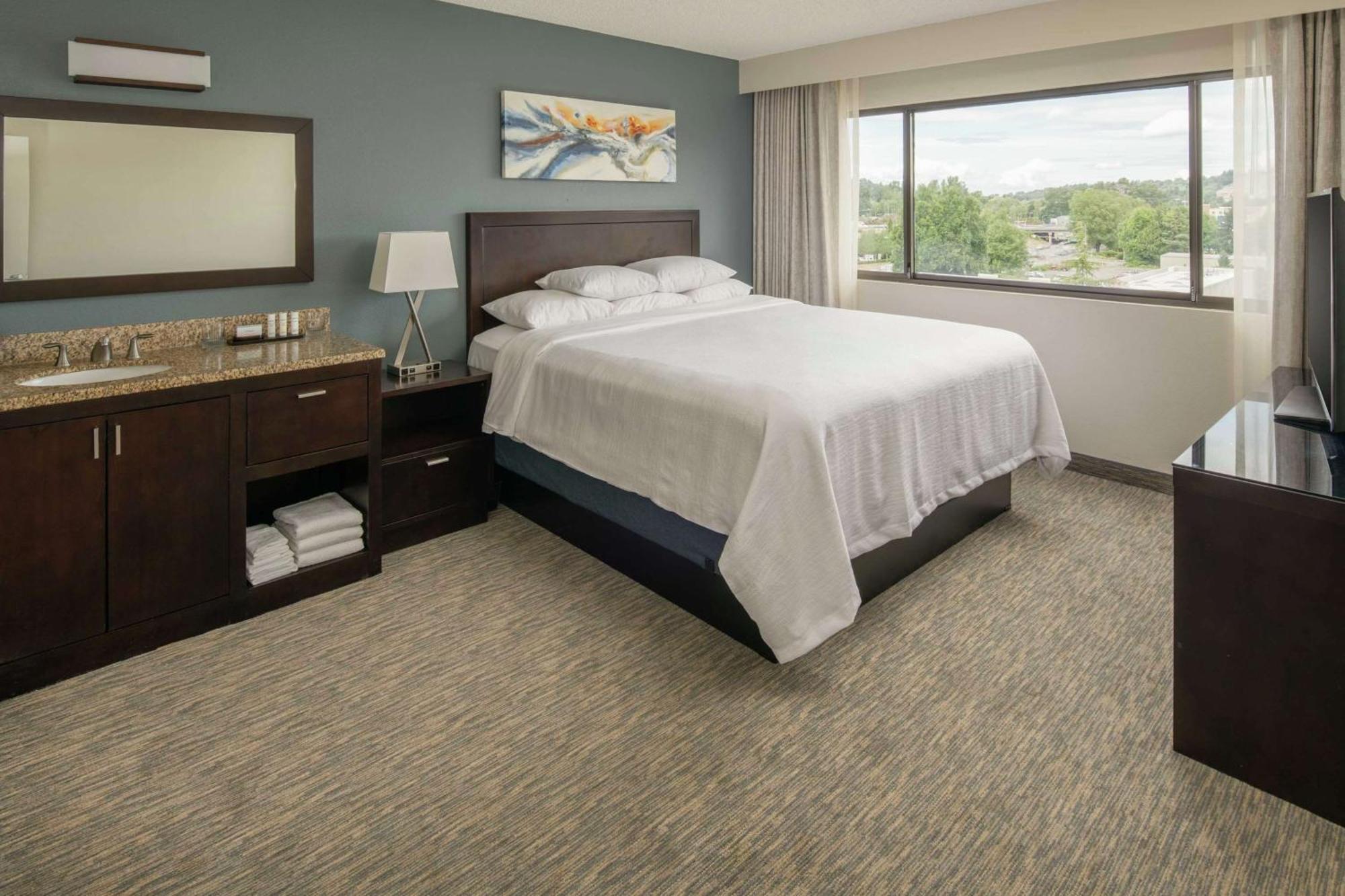 Two-Bedroom Family King Suite Queen Bed Sofa Bed,1552292500:JPEG