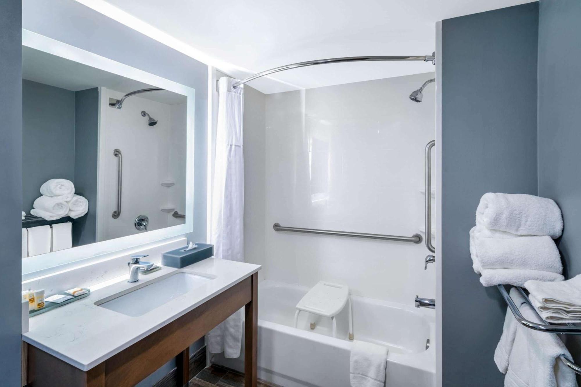 Deluxe King Room Mobility Access or Non-Smoking
