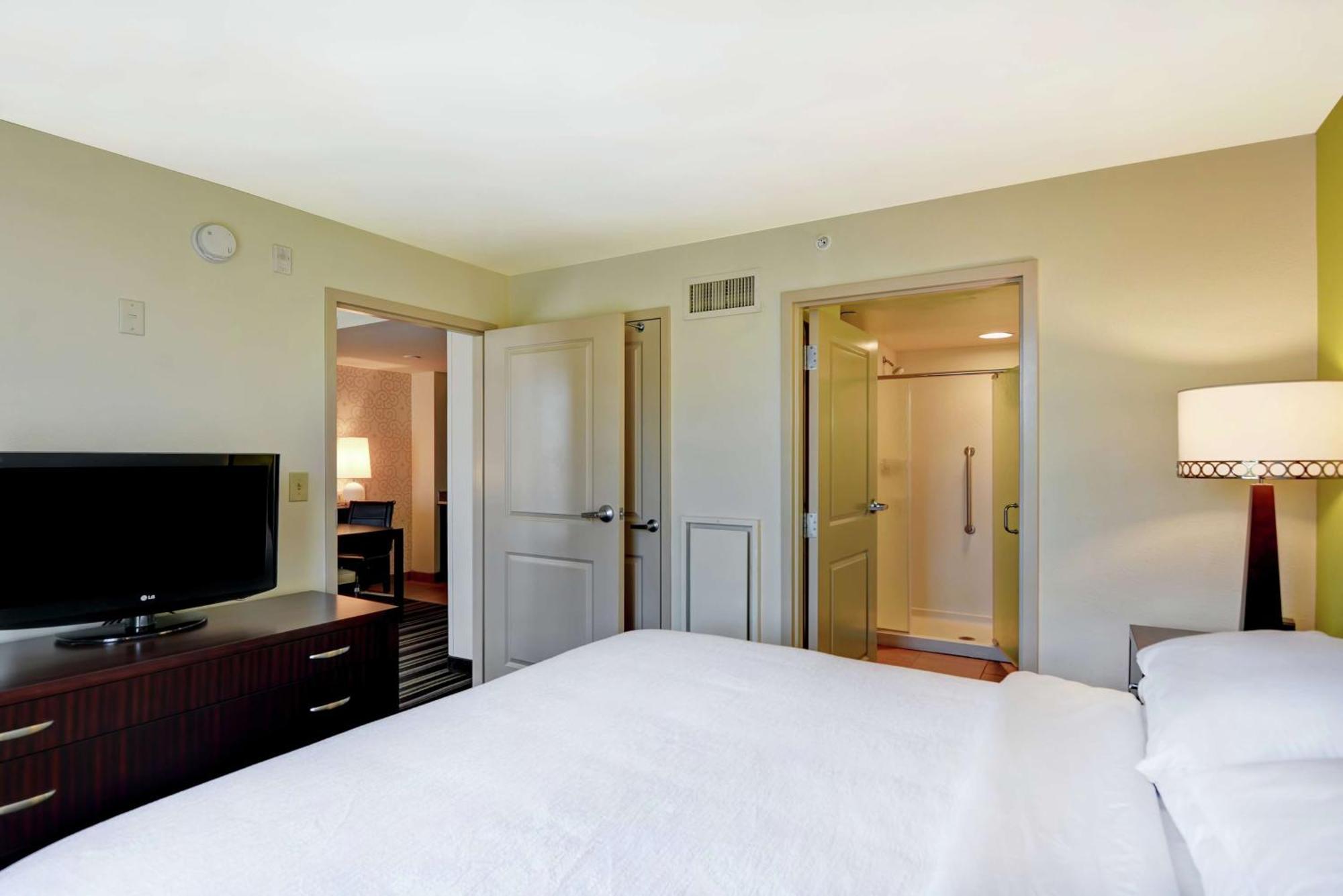 Two-Room King Suite Non-Smoking,1275958369:JPEG