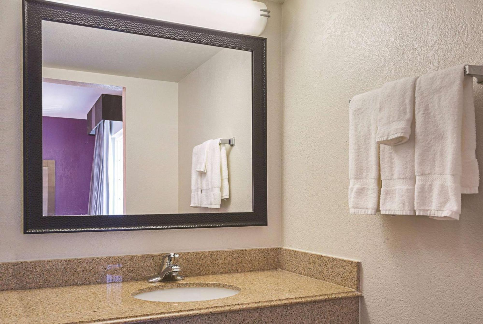 Two-Bedrooms Suite Mobility Accessible One King Bed Two Double Beds Non-Smoking,1275971923:JPEG