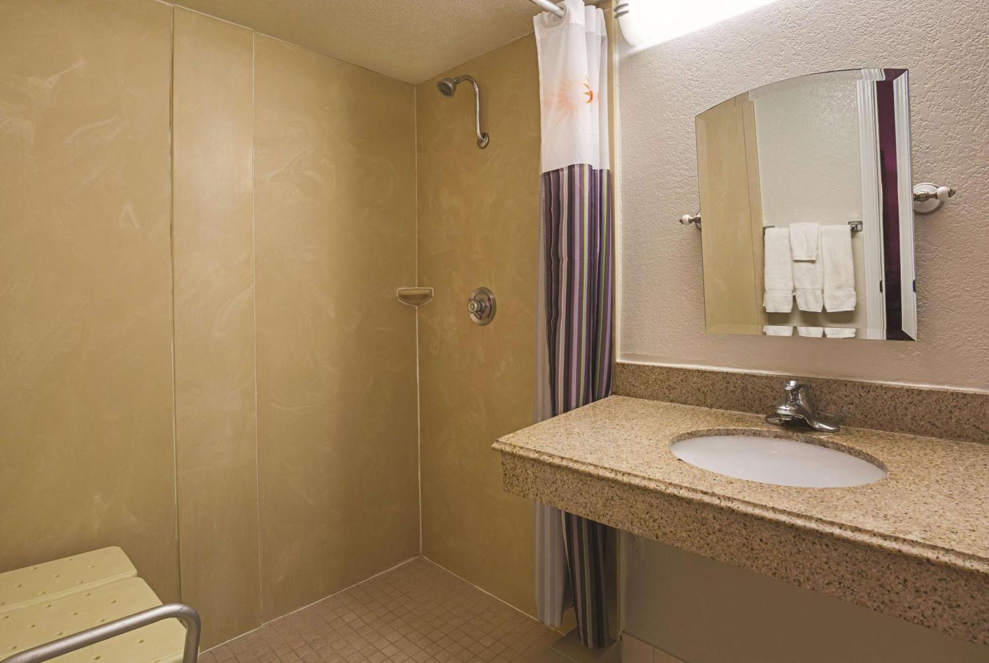 King Room Roll Shower Mobility or Hearing Accessible Non-Smoking,1275970882:JPEG