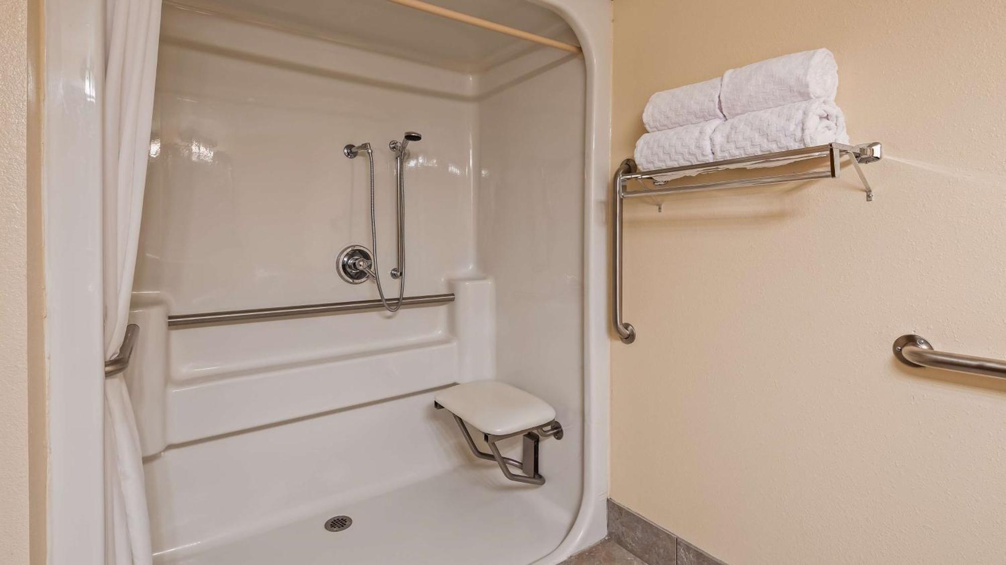 King Room Roll Shower Disability Access or Non-Smoking,1275998725:JPEG