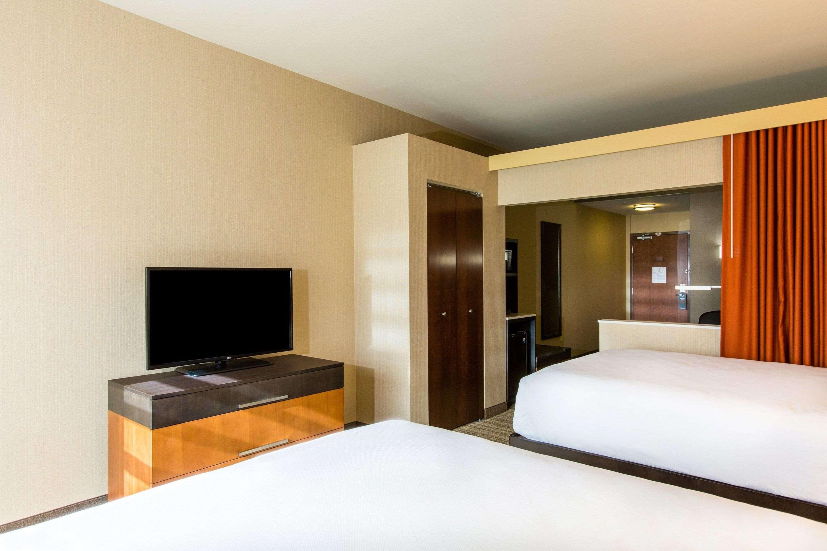 Queen Suite Two Queen Beds
