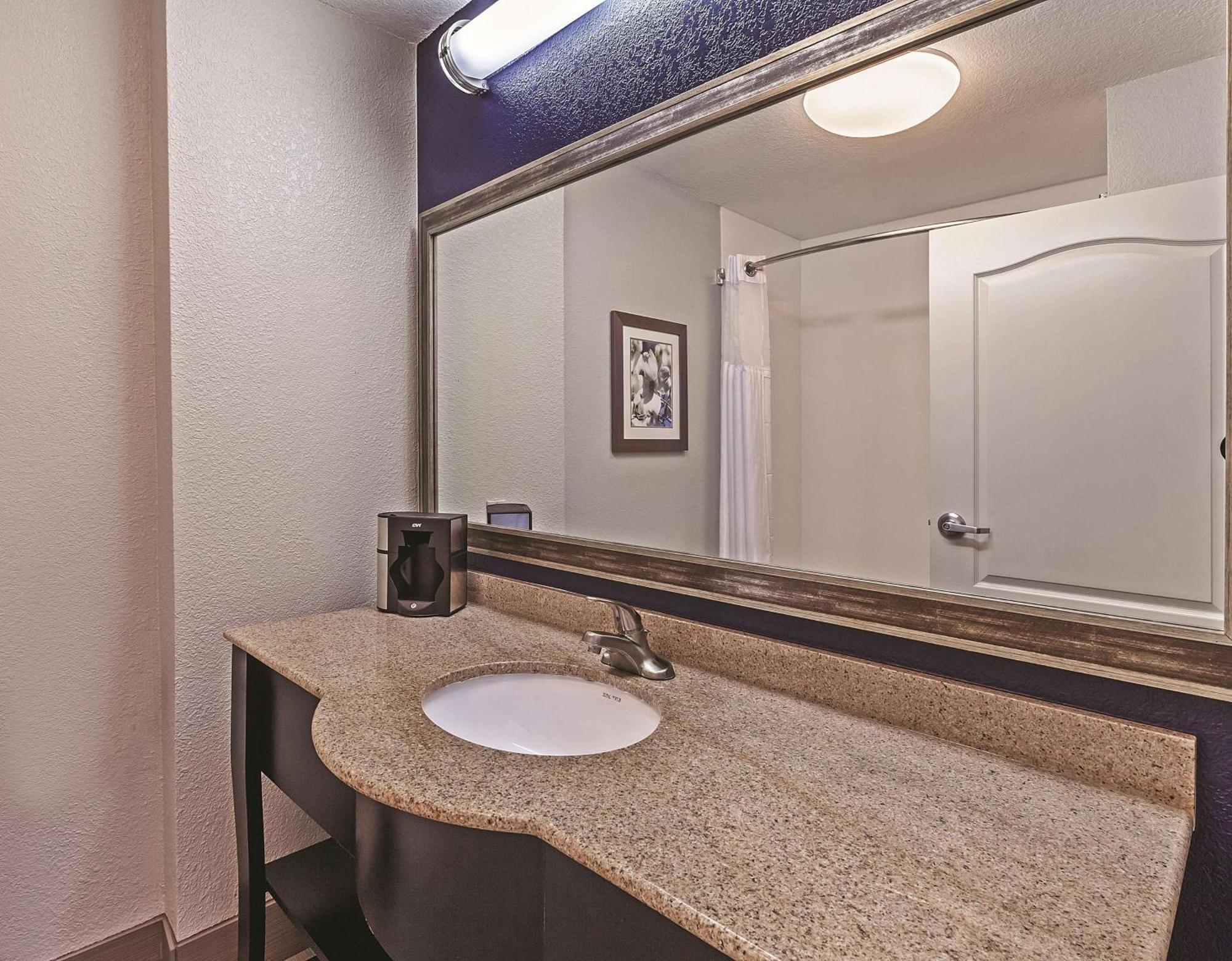 King Room with Limited View - Non-Smoking