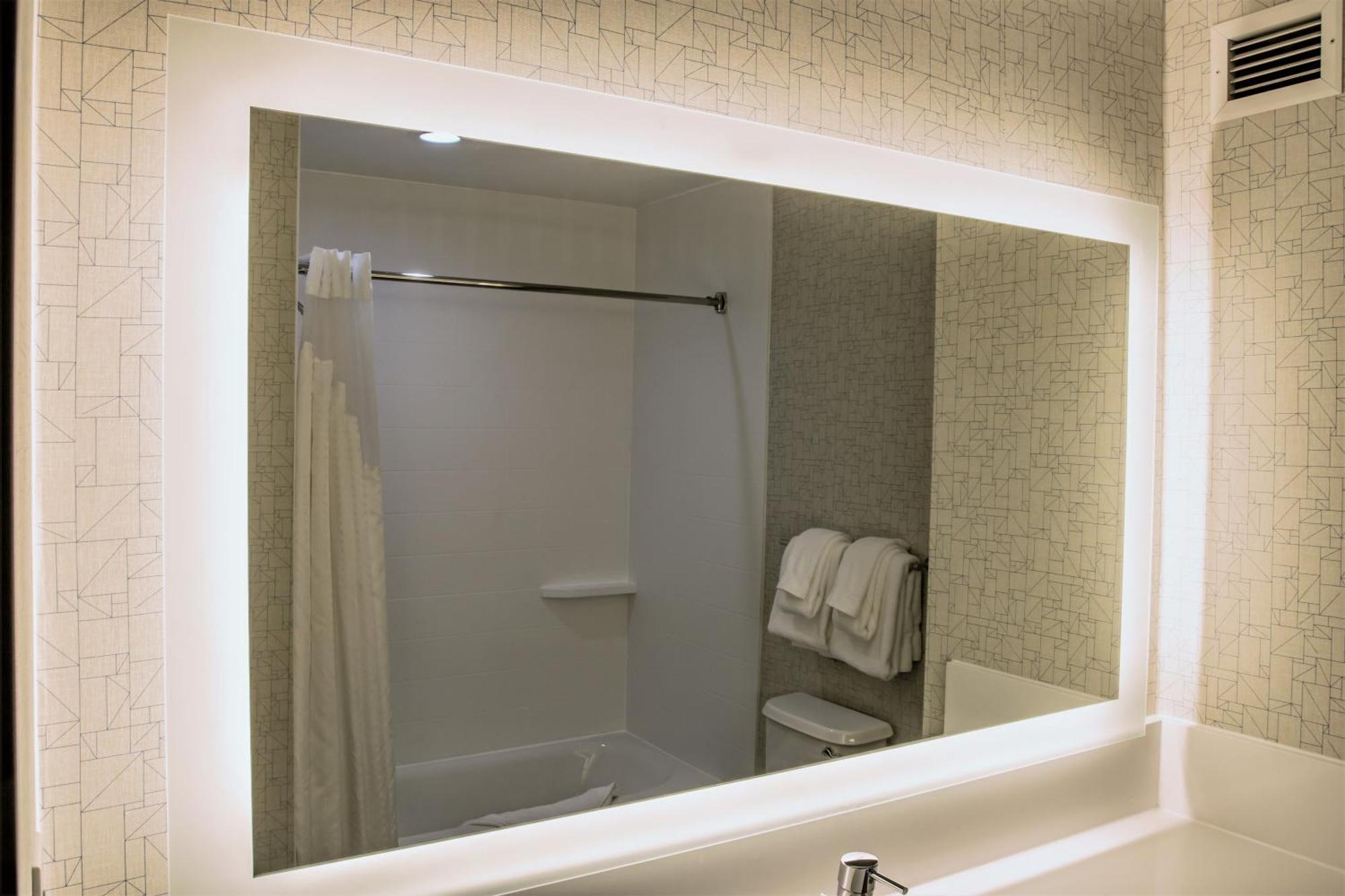 Queen Room - Hearing Accessible Roll in Shower/Non-Smoking