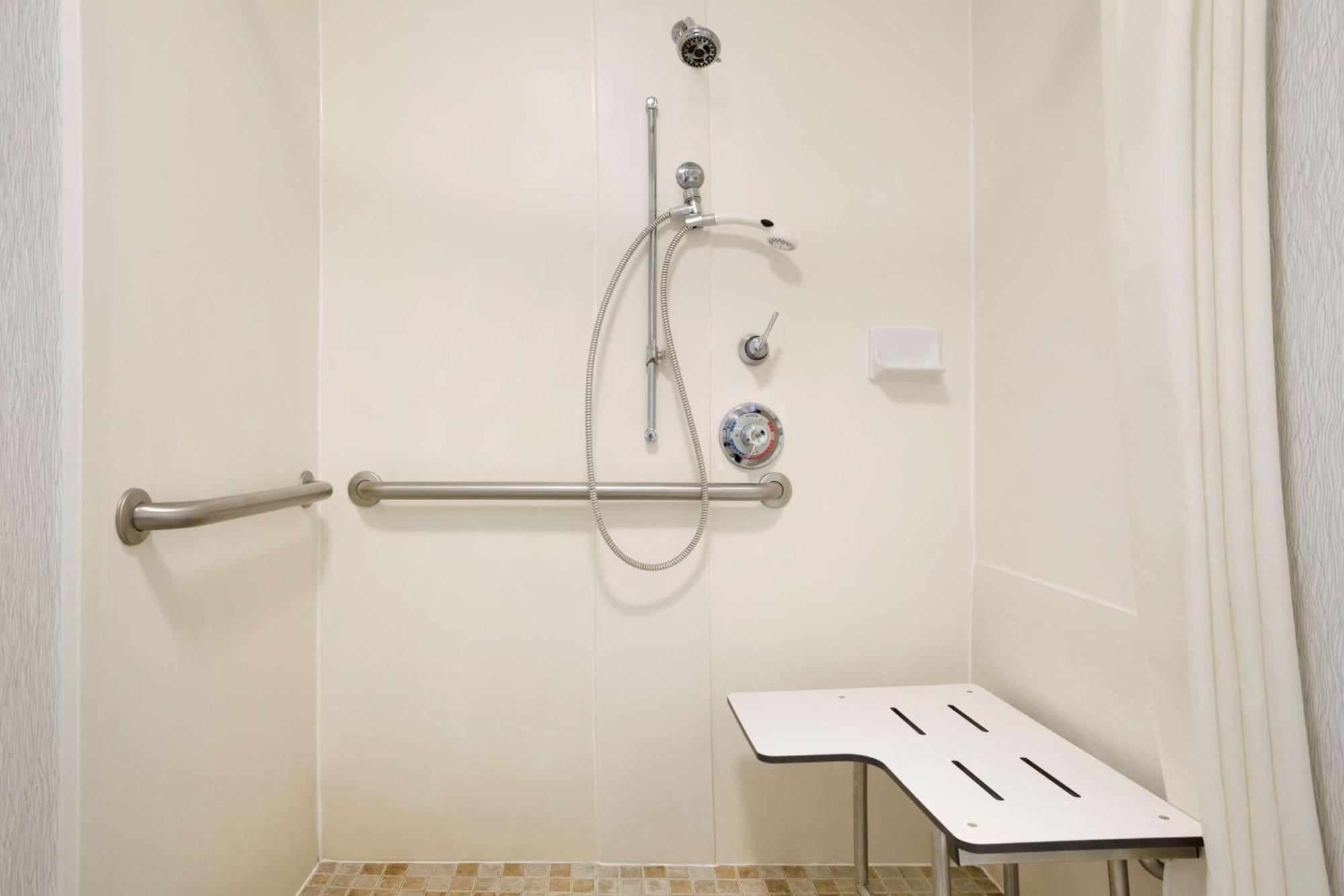 Suite Two Double Beds Bath Tub Mobility Hearing Access or Non-Smoking,1552295557:JPEG