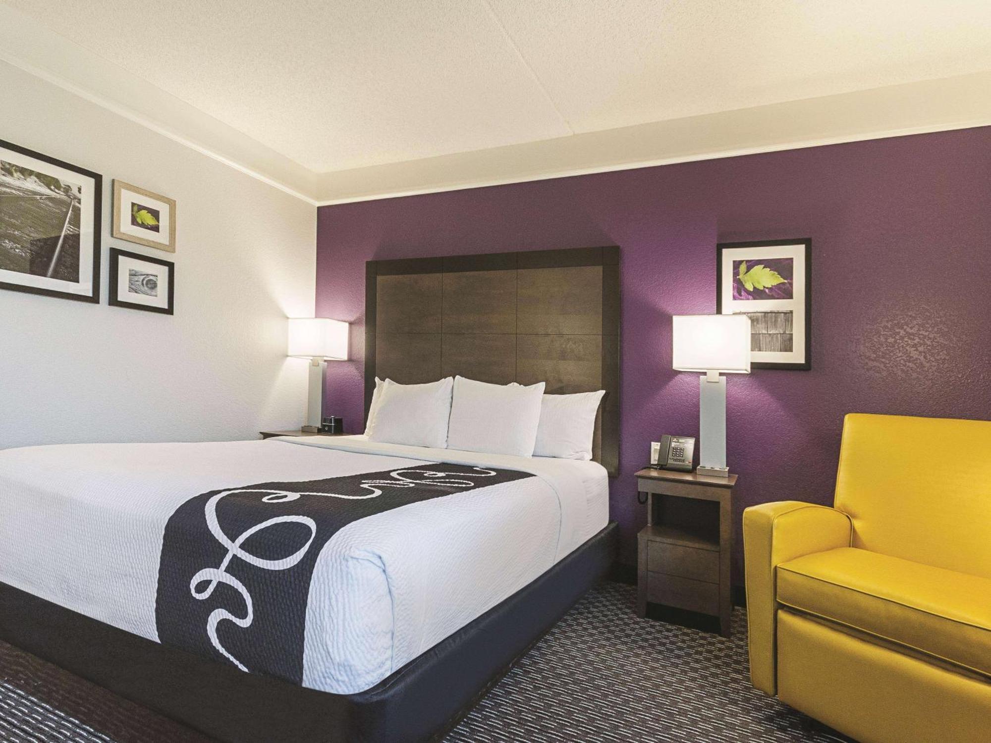 King Room Bath Tub Mobility Accessible or Non-Smoking
