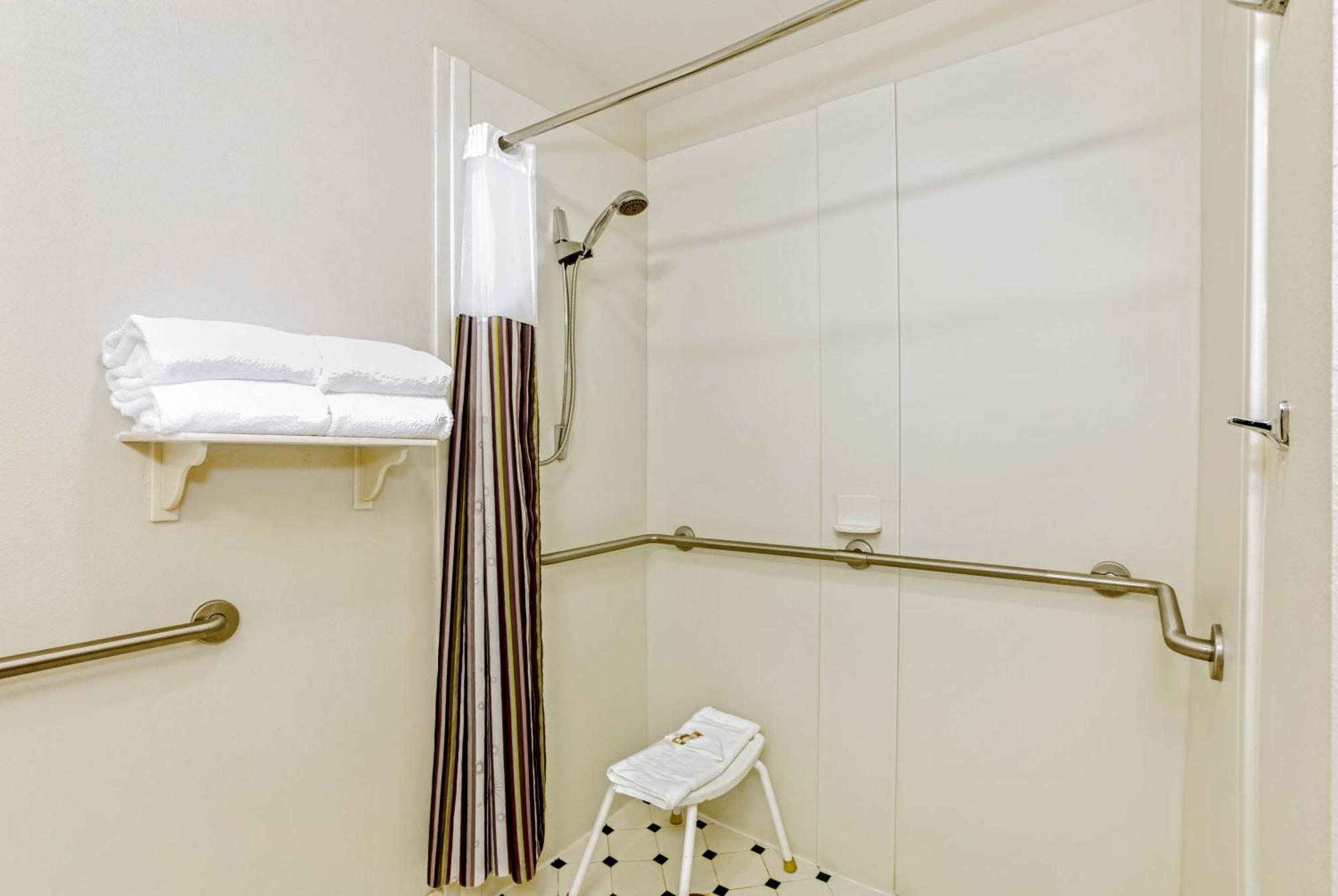 Deluxe Room Two Double Beds Mobility or Hearing Access Bathtub Grab Bars,1698954441:JPEG