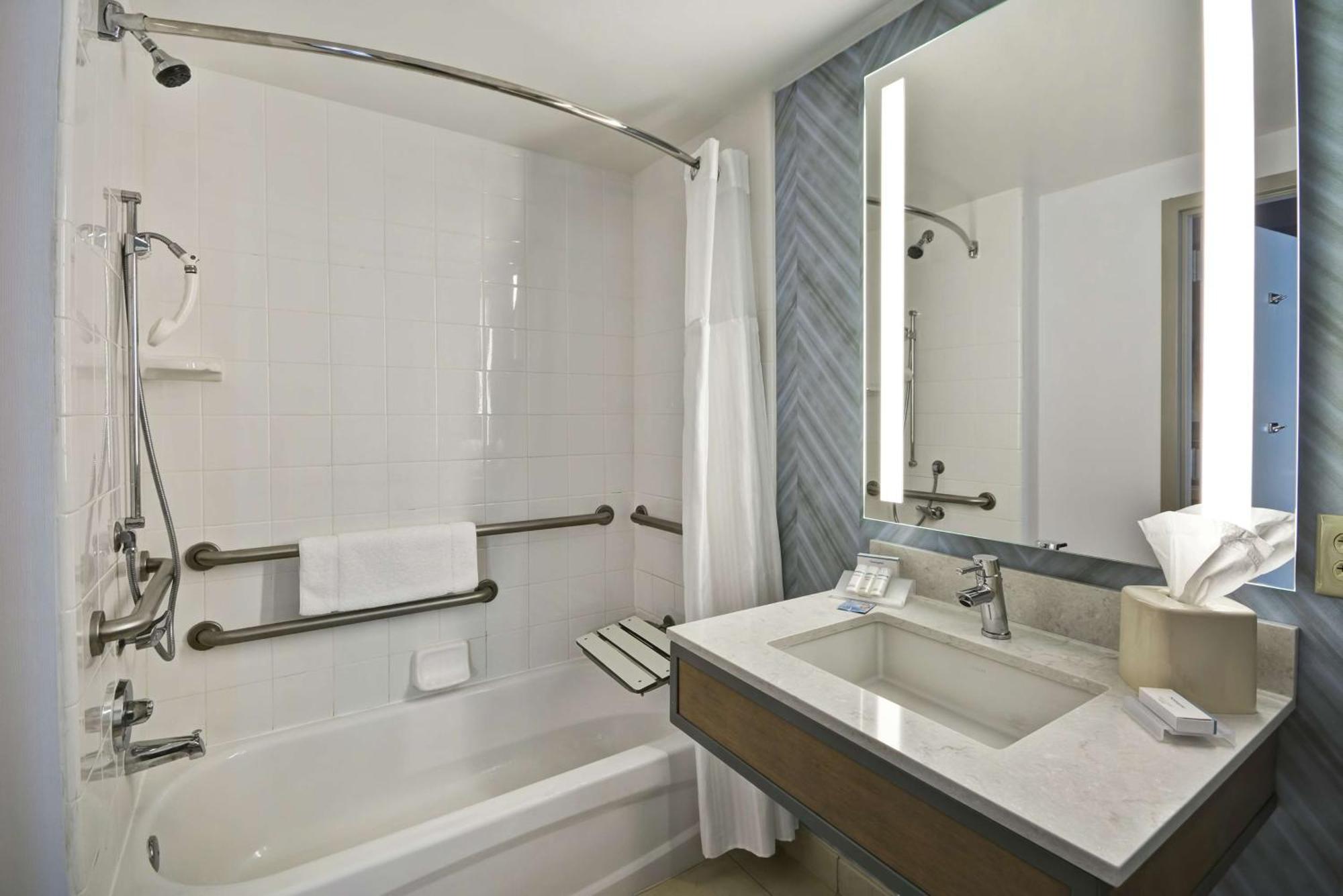Junior King Suite Mobility or Hearing Accessible,1435233295:JPEG