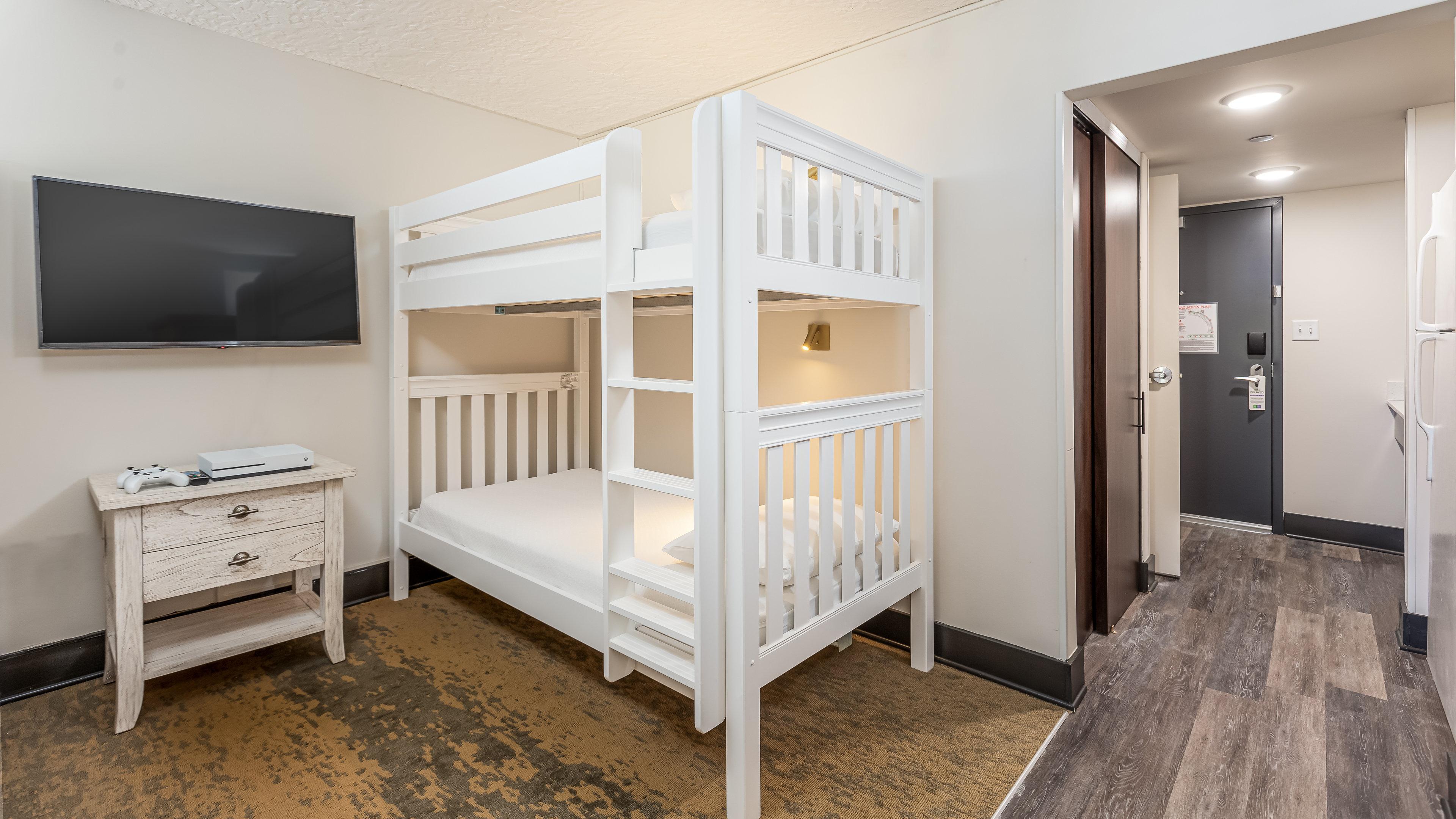 Queen Bed Kids Suite First Floor,1322782096:JPEG