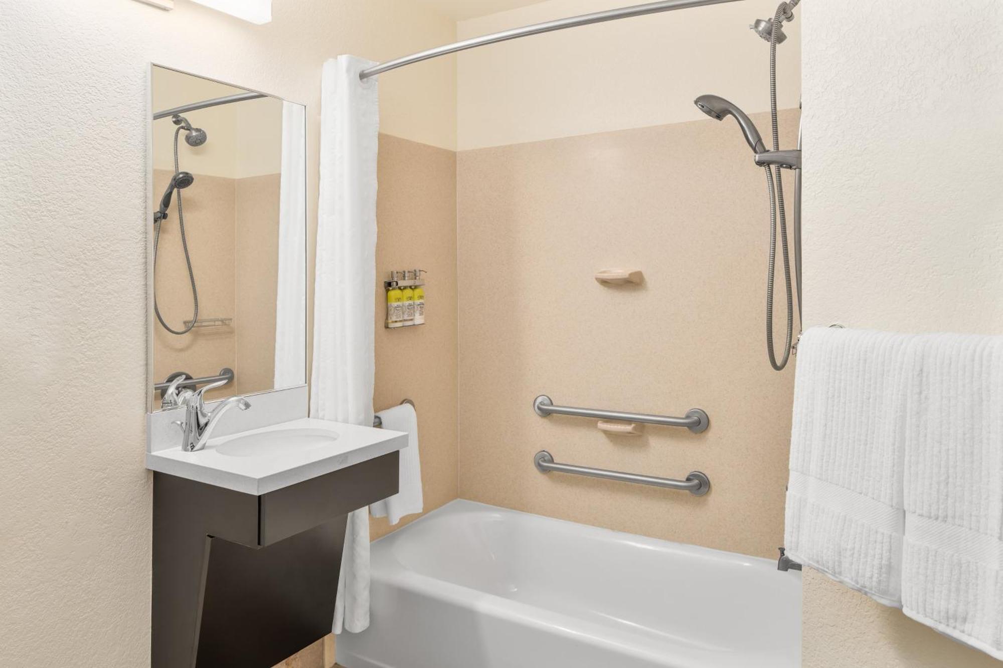 King Studio Suite Mobility Access Tub or Non-Smoking,1276410142:JPEG