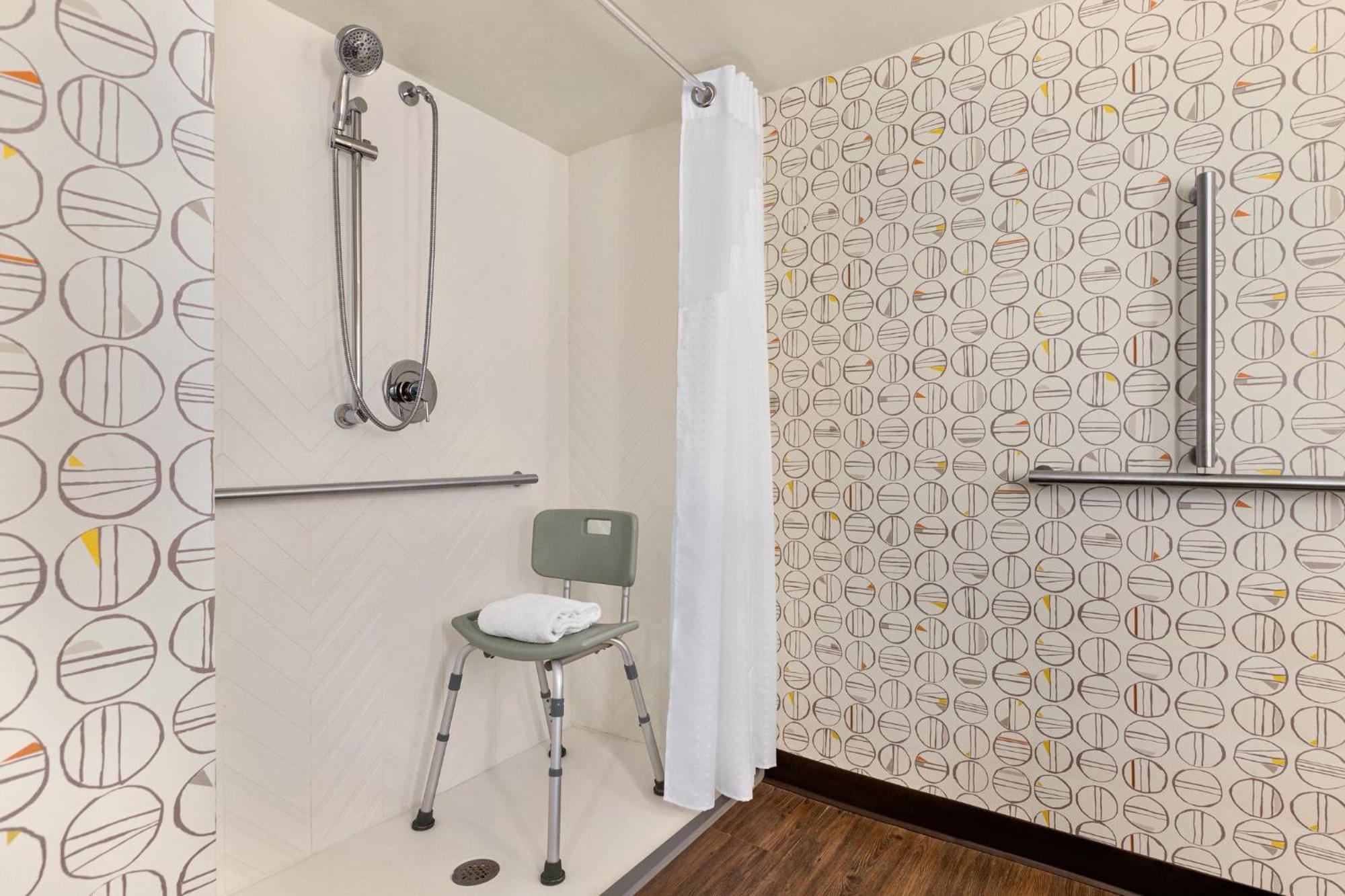 King Room Hearing Accessible Roll Shower