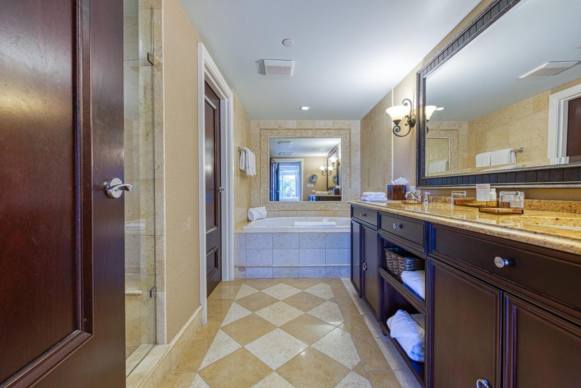 One-Bedroom King Suite Partial Ocean view,1549848811:JPEG