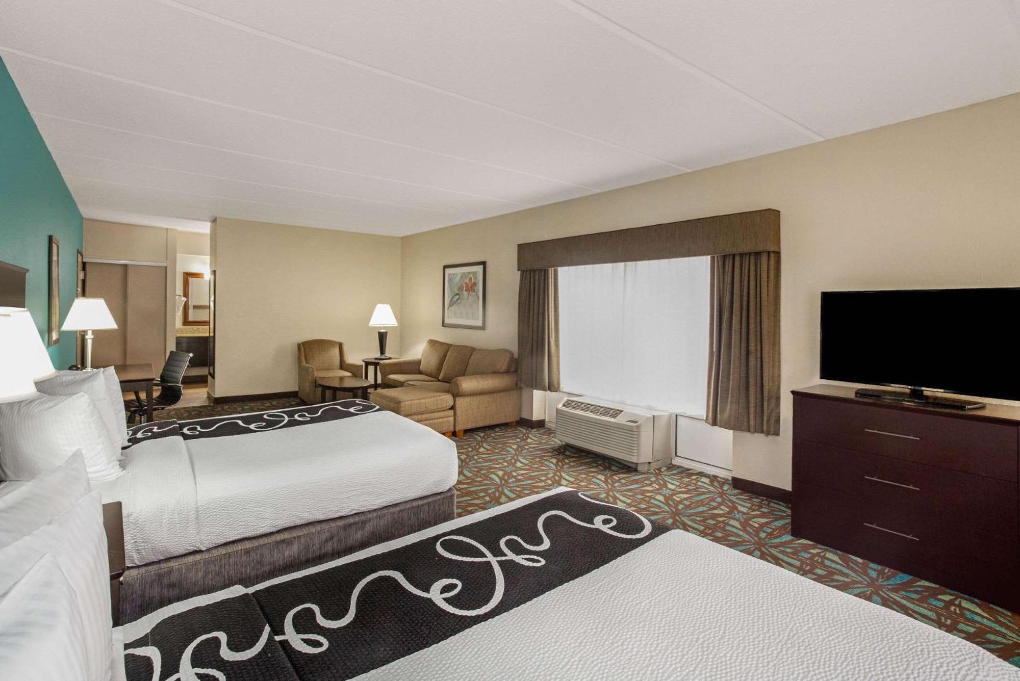 Queen Suite with Roll-In Shower - Disability Access/Non-Smoking