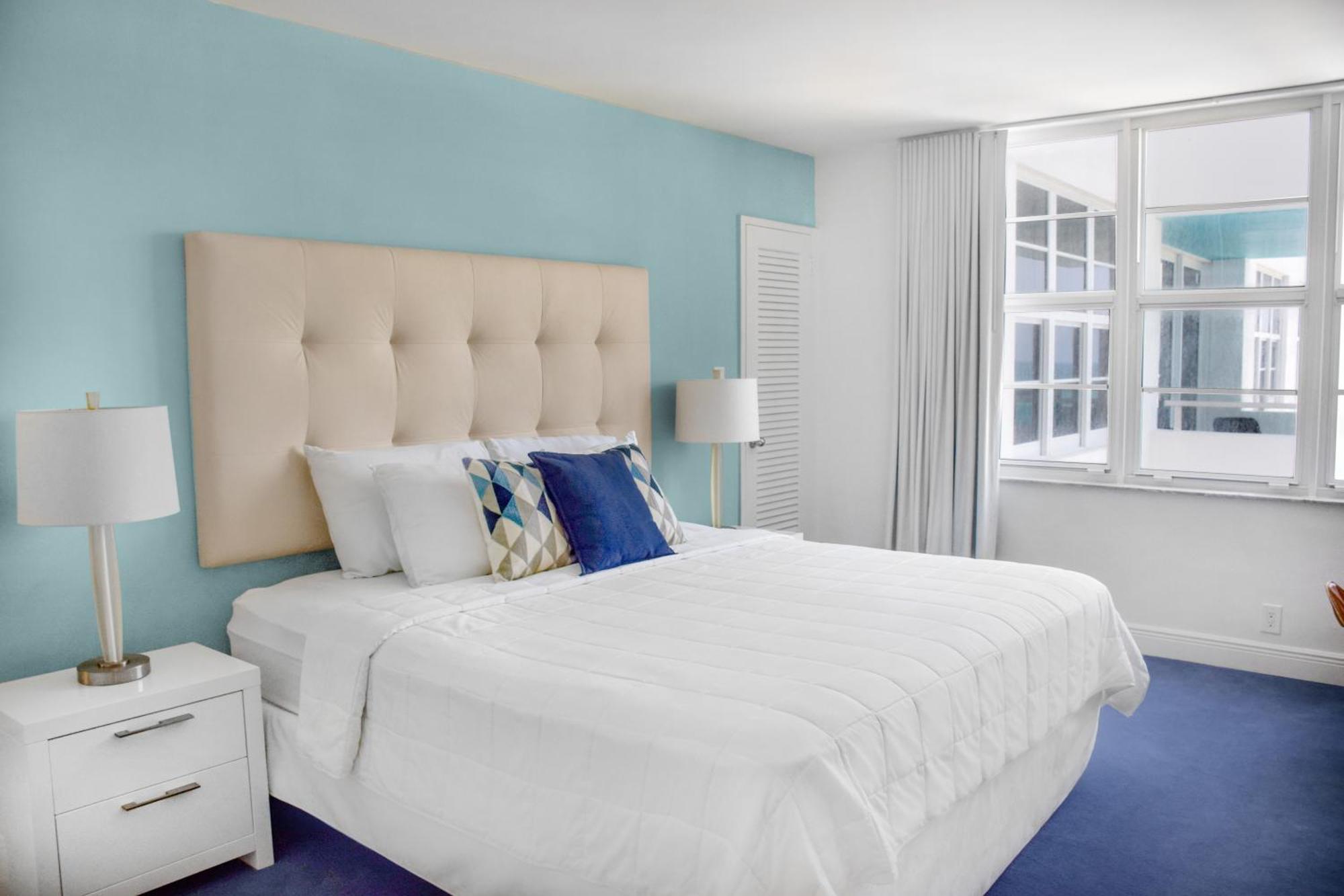 Deluxe Oceanview Suite 1 Bedroom & 15 Bath Kitchen